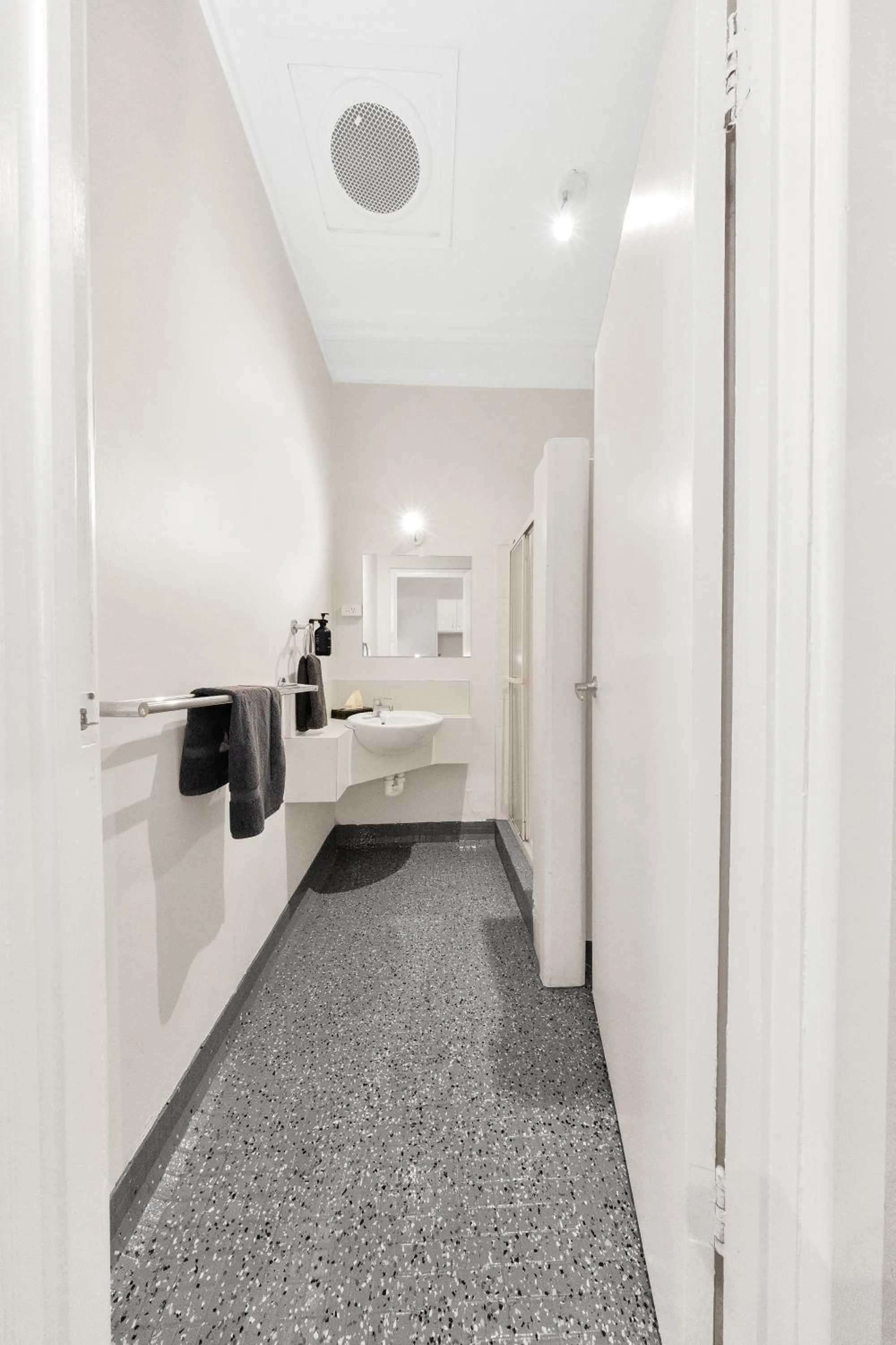 Bathroom, Bed in Golden Hills Motel