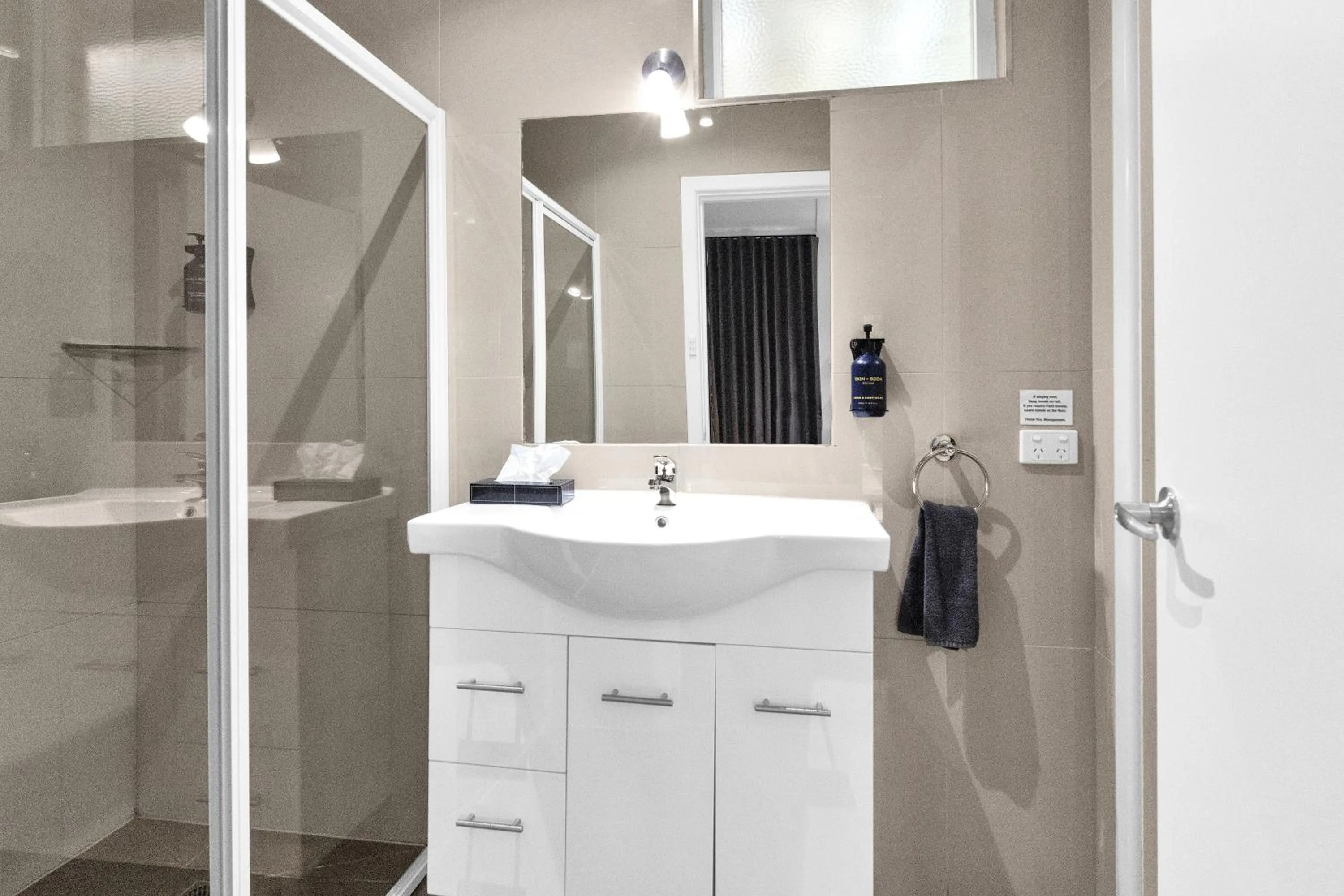 Bathroom in Golden Hills Motel