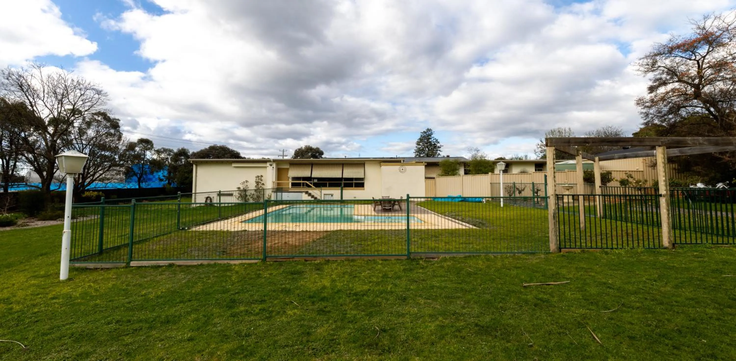 Swimming pool in Golden Hills Motel
