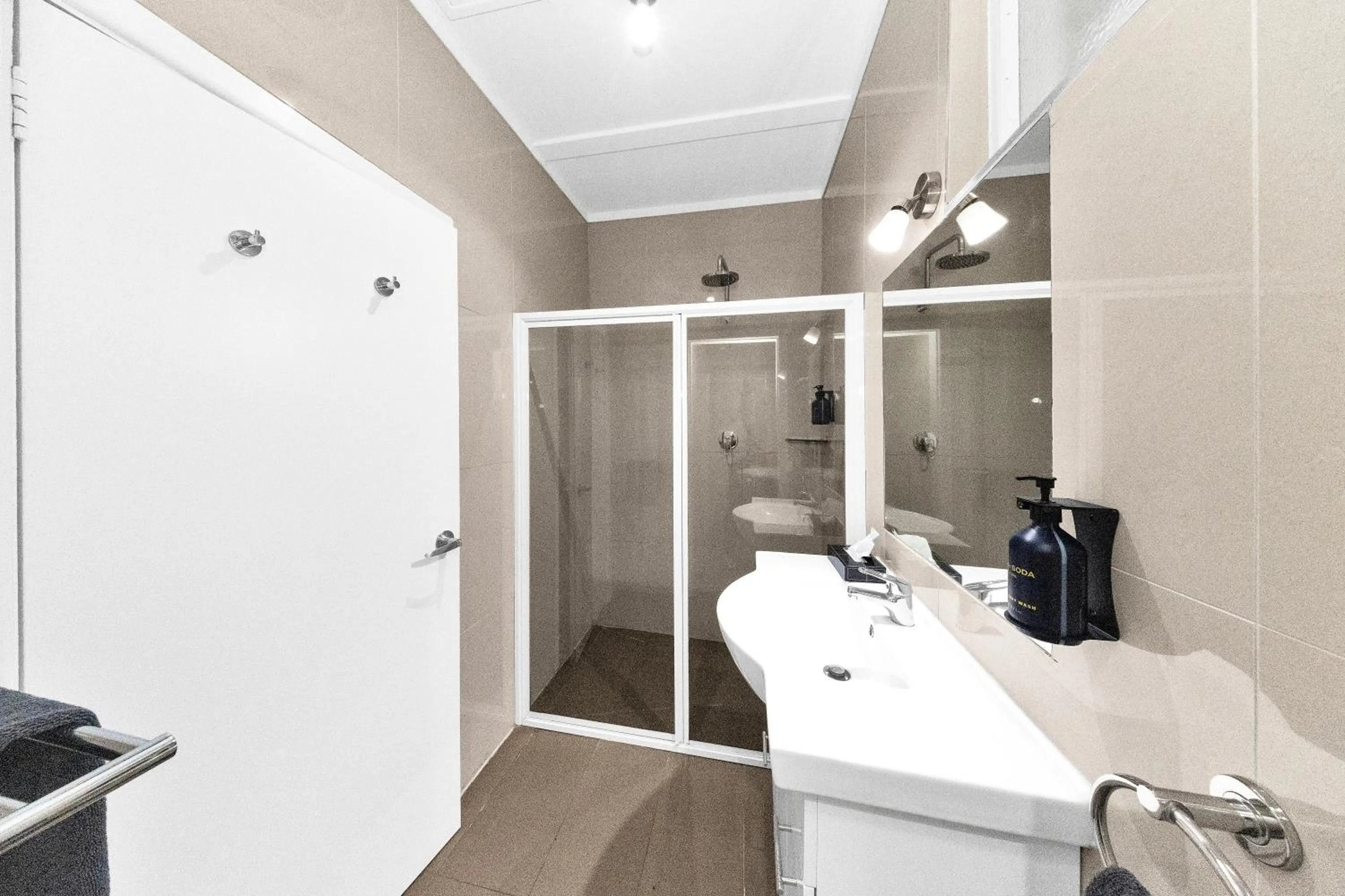 Bathroom in Golden Hills Motel