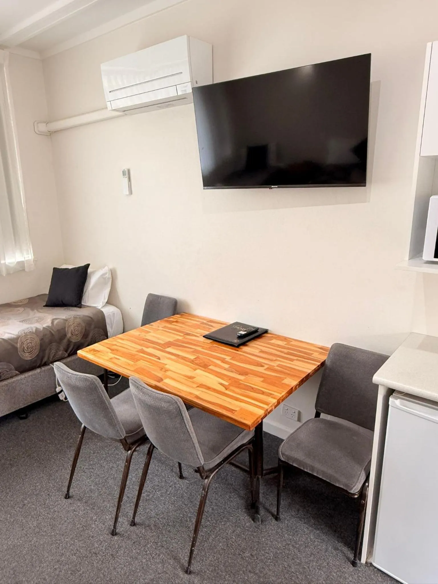 TV and multimedia in Golden Hills Motel