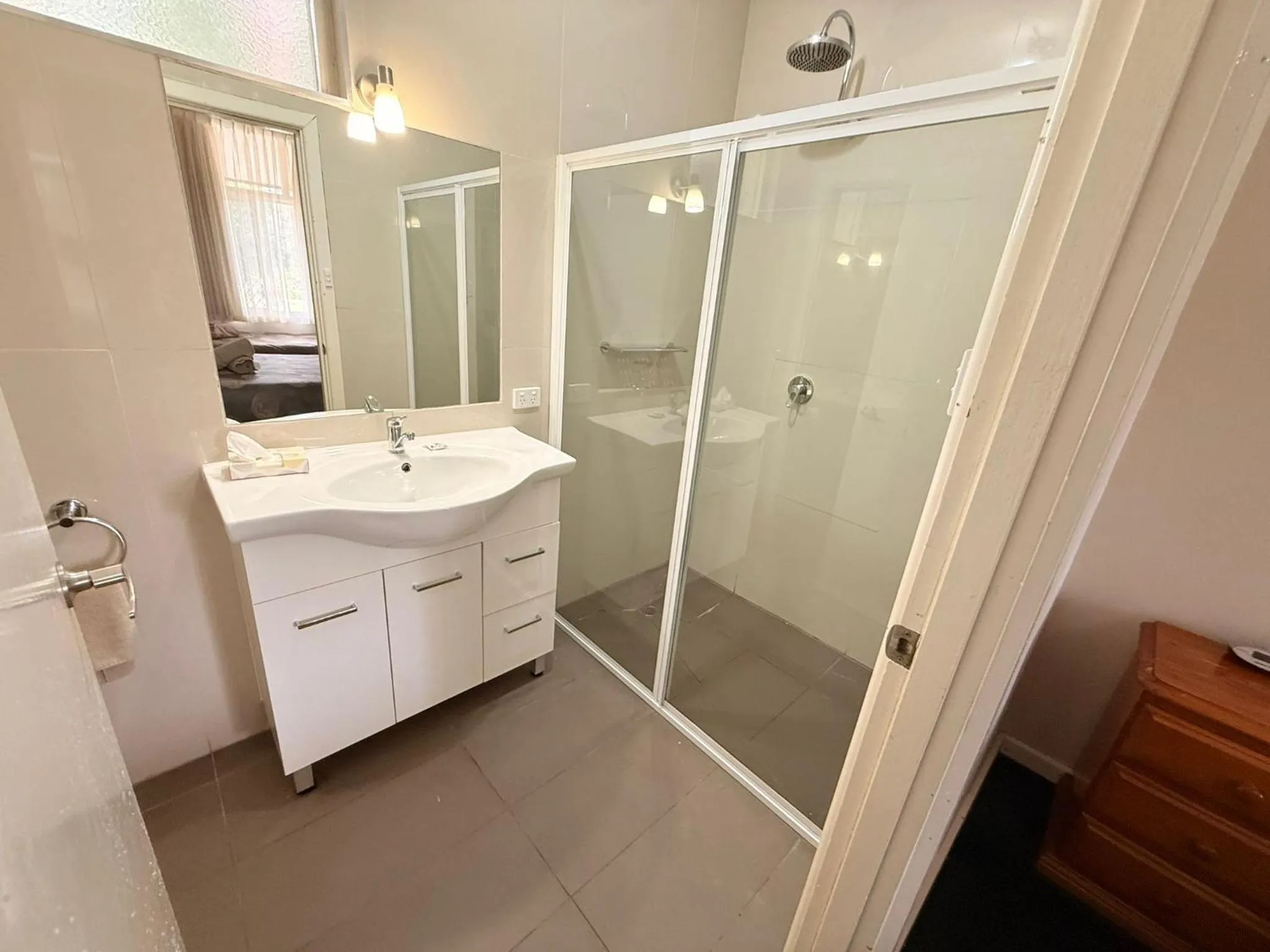 Bathroom in Golden Hills Motel