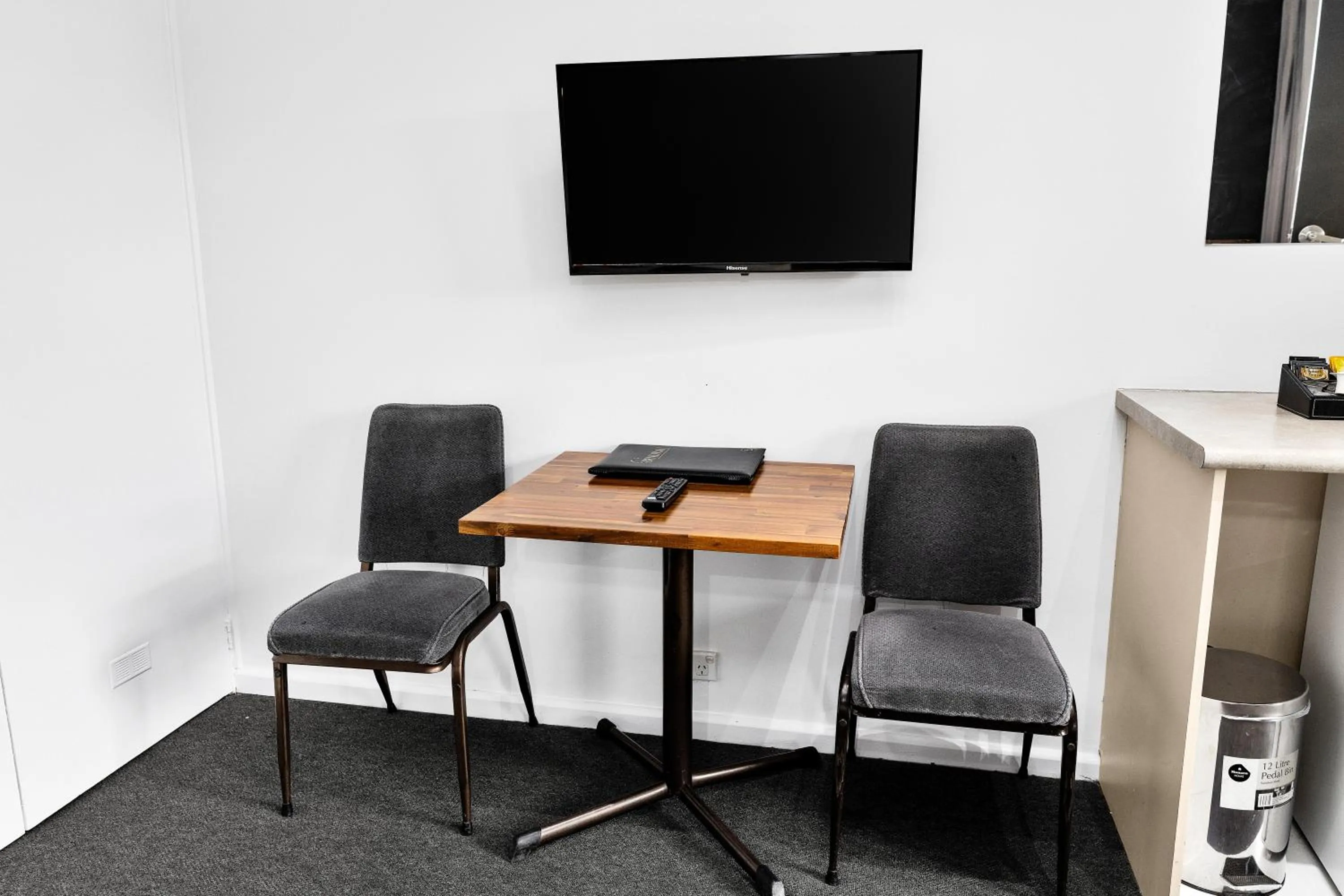 TV and multimedia in Golden Hills Motel