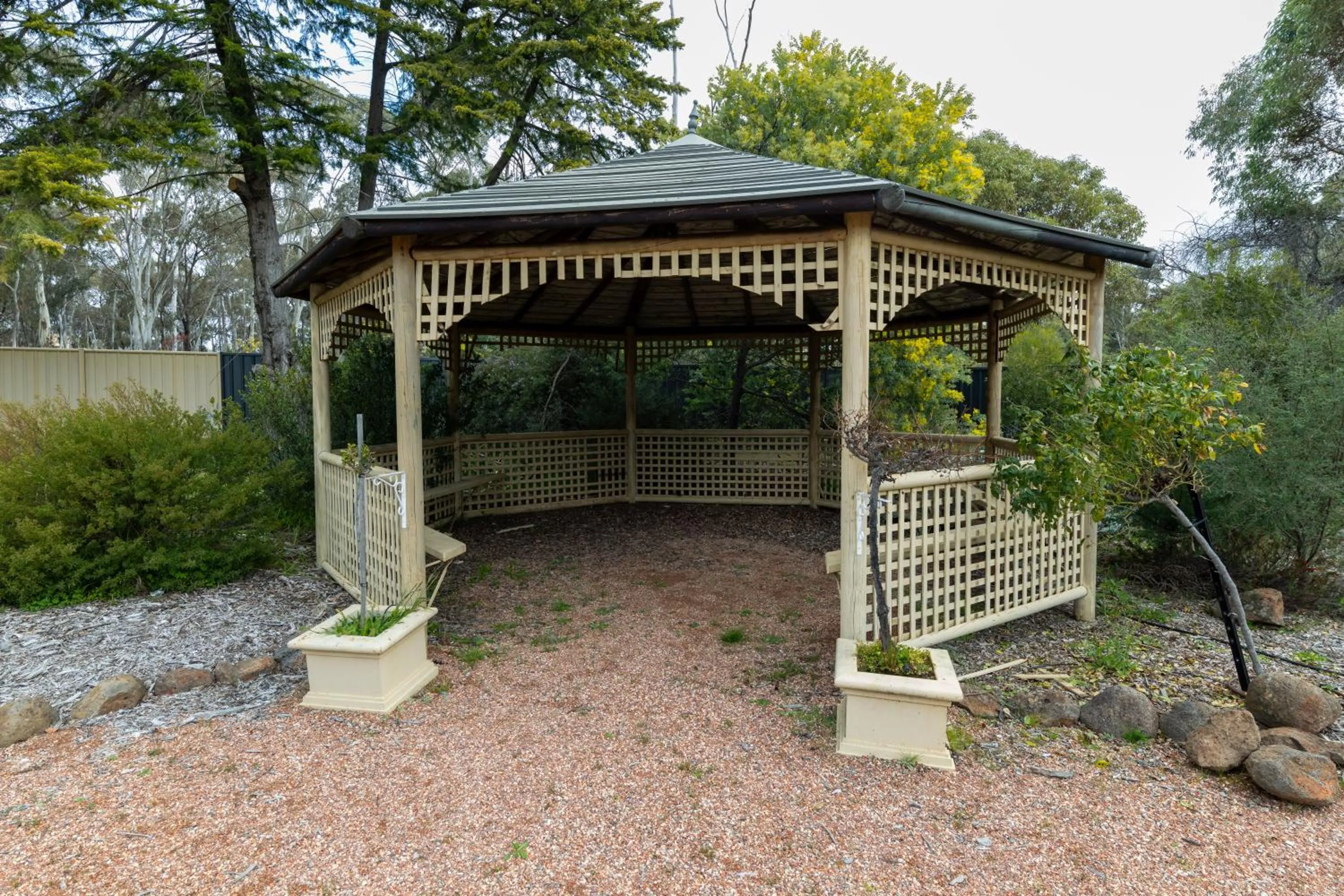 Garden view in Golden Hills Motel
