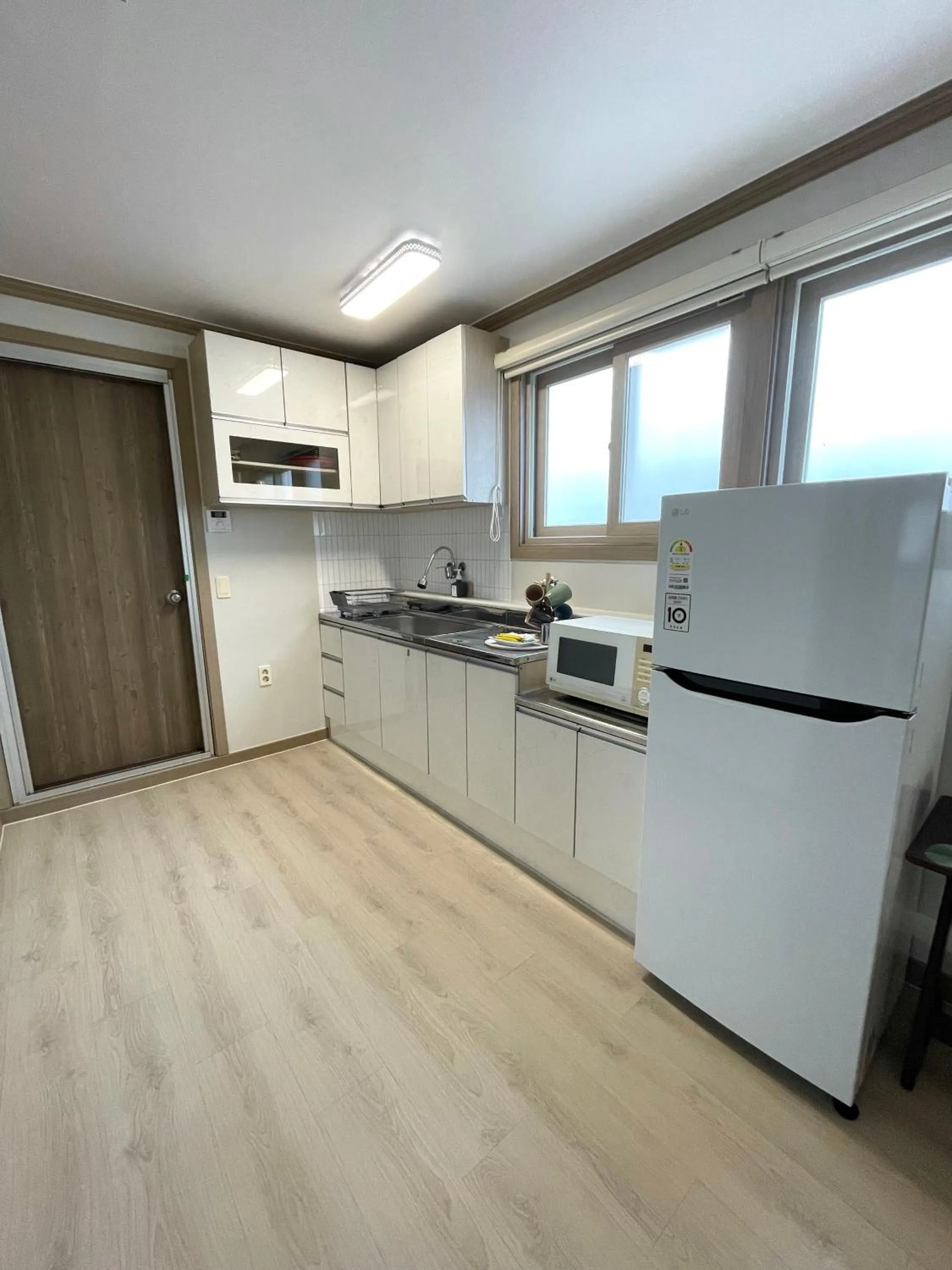 Communal kitchen in Danaharu Guesthouse