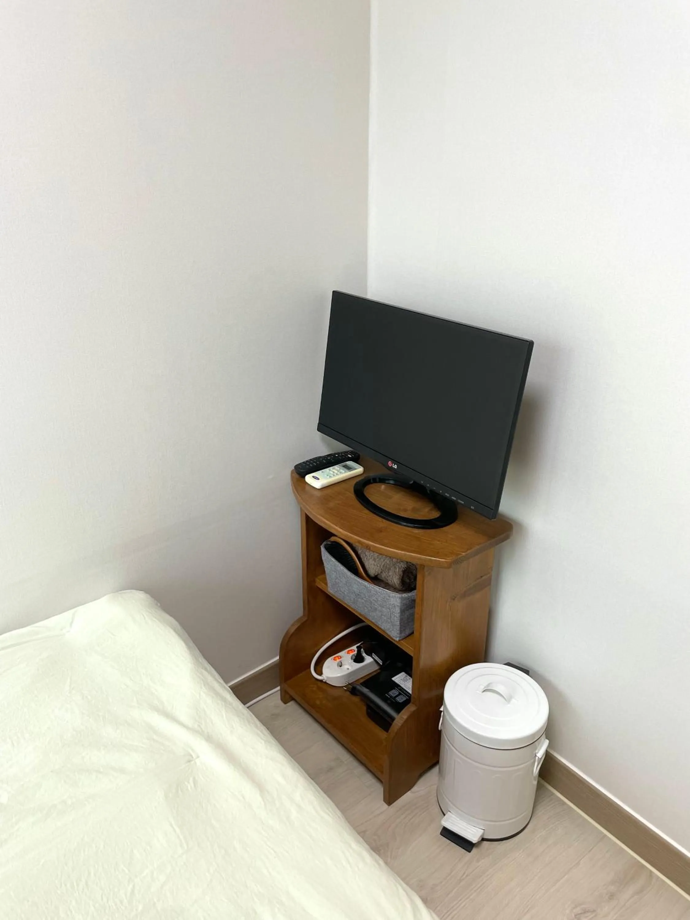 TV and multimedia in Danaharu Guesthouse