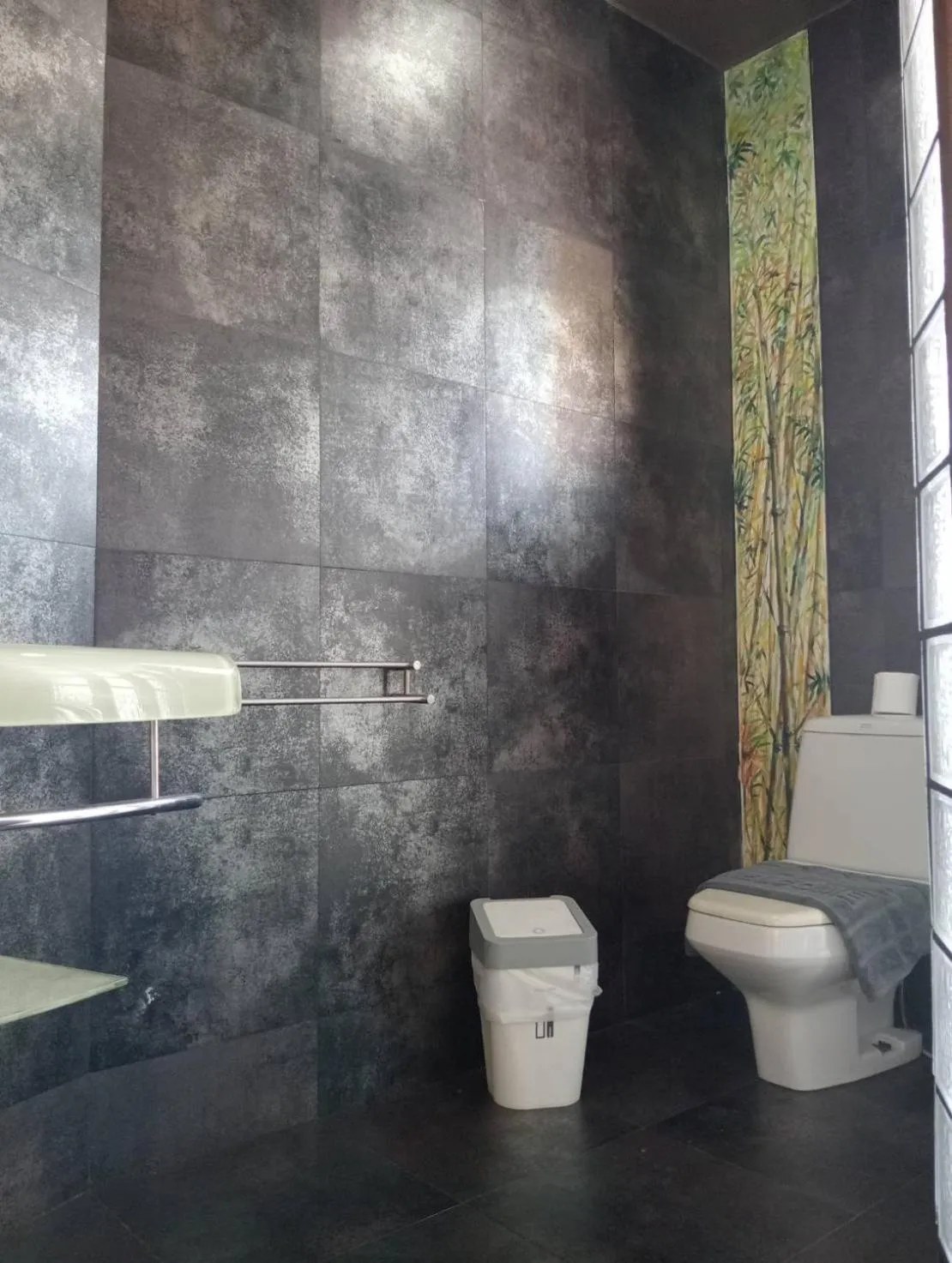 Bathroom in Pasadena Lodge