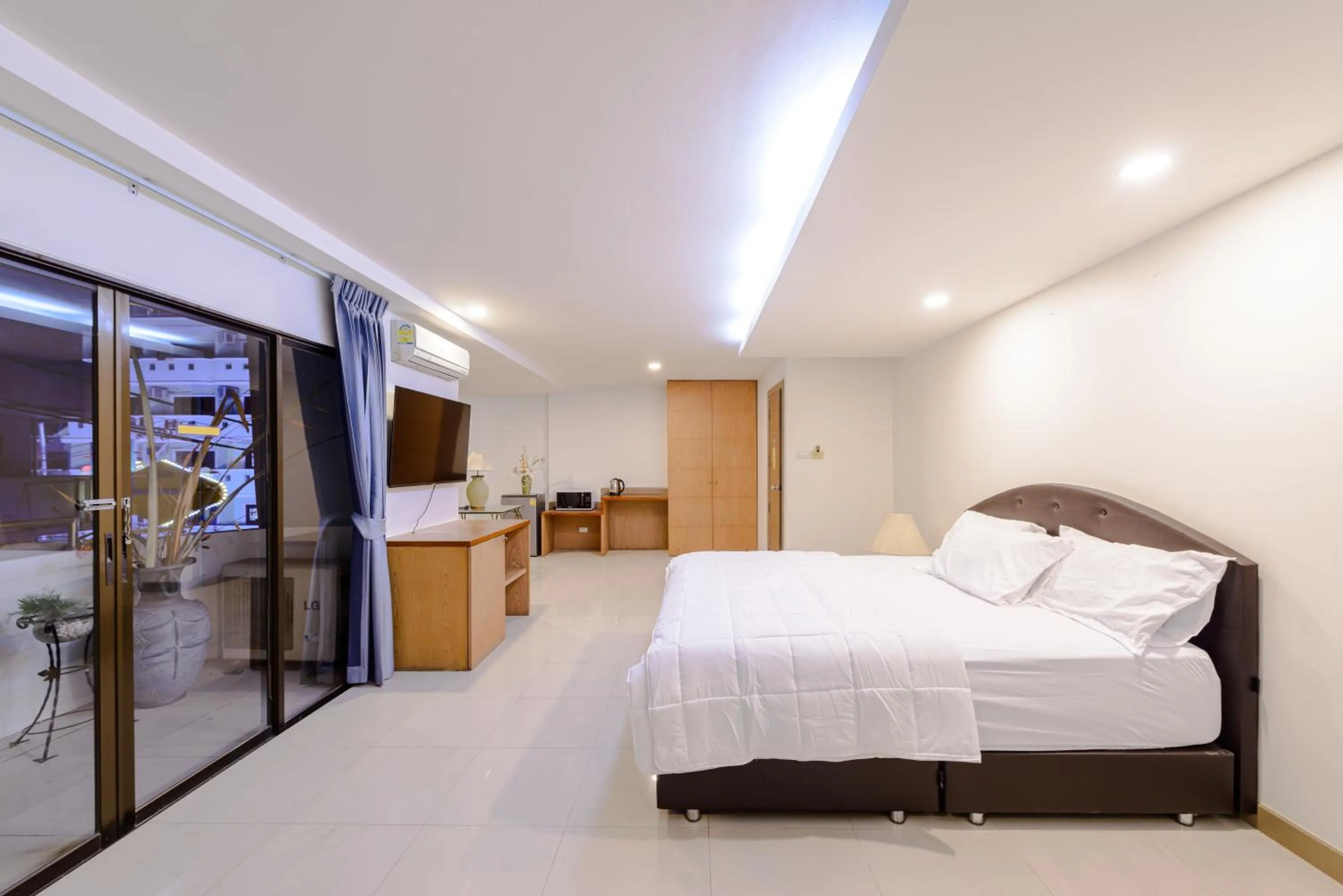 Photo of the whole room, Bed in Pasadena Lodge