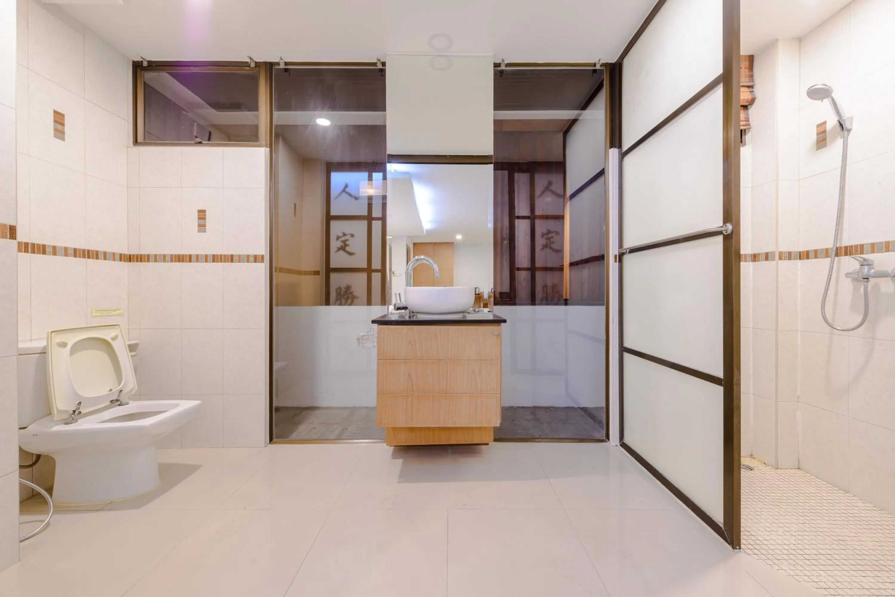 Shower in Pasadena Lodge