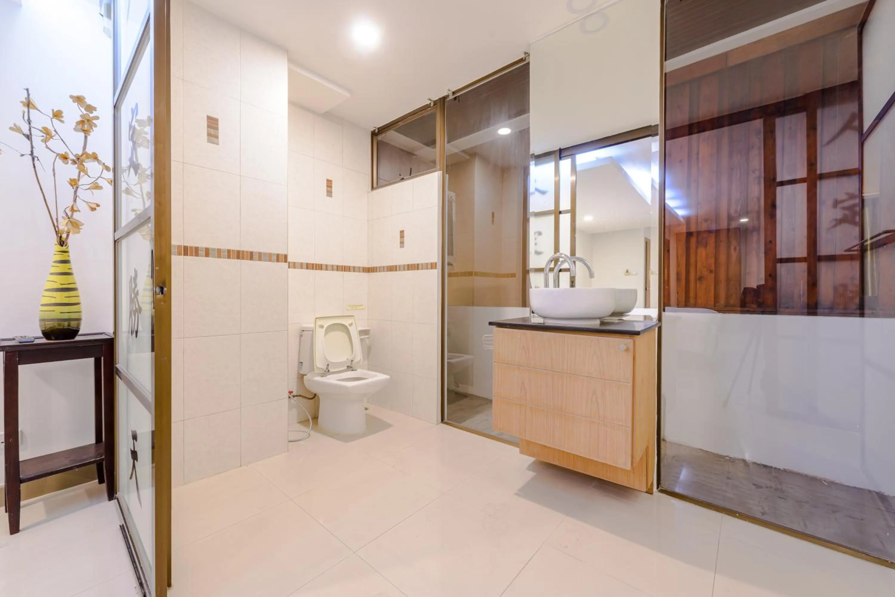 Shower in Pasadena Lodge