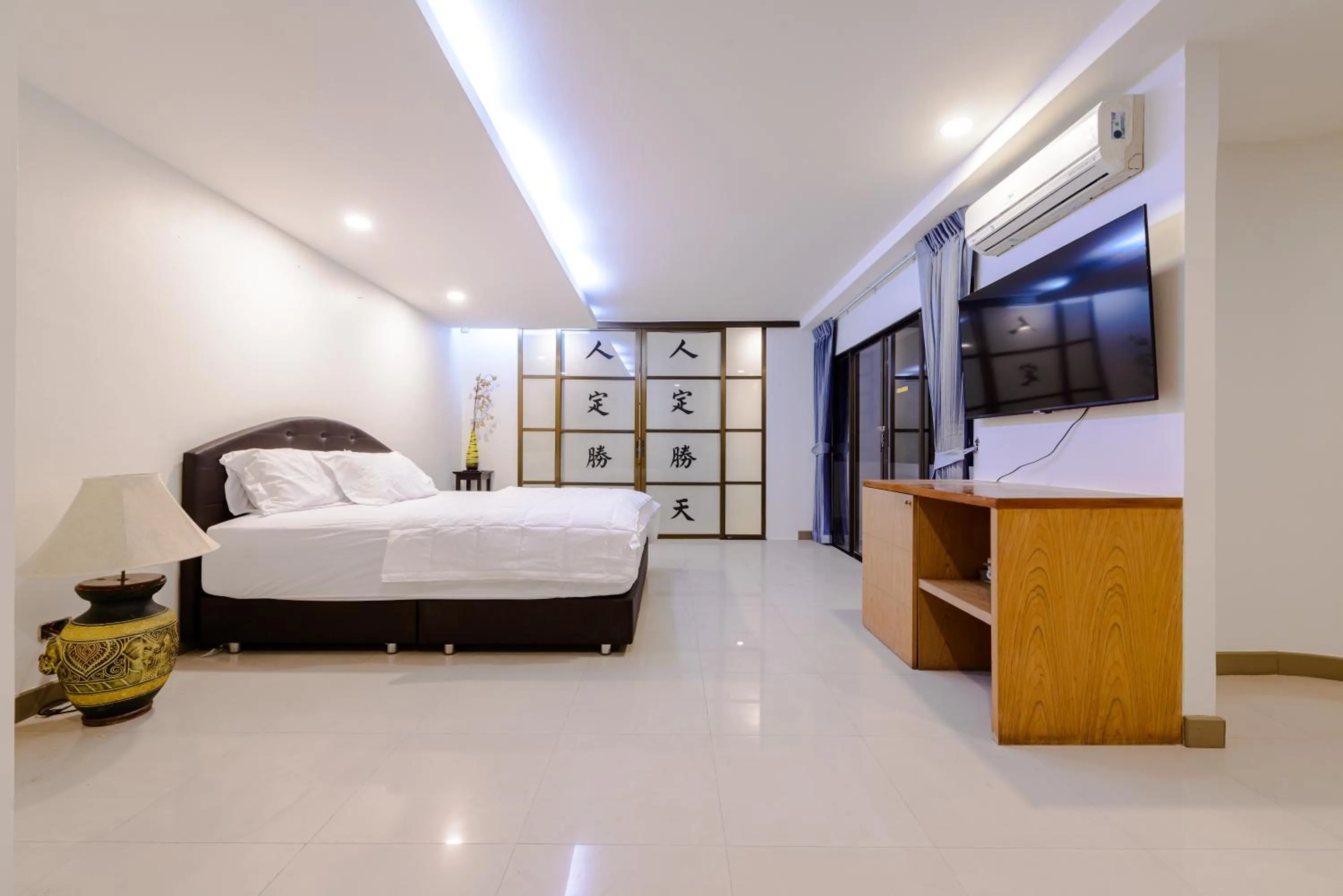 Photo of the whole room, Bed in Pasadena Lodge