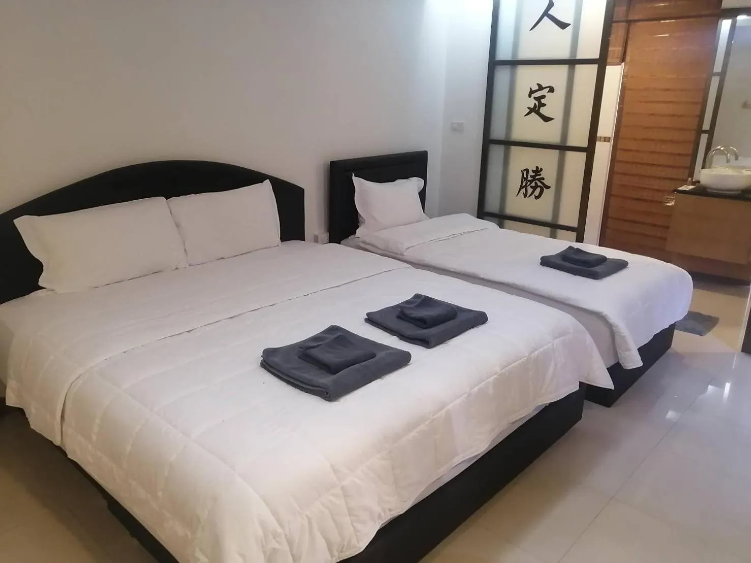 Bed in Pasadena Lodge