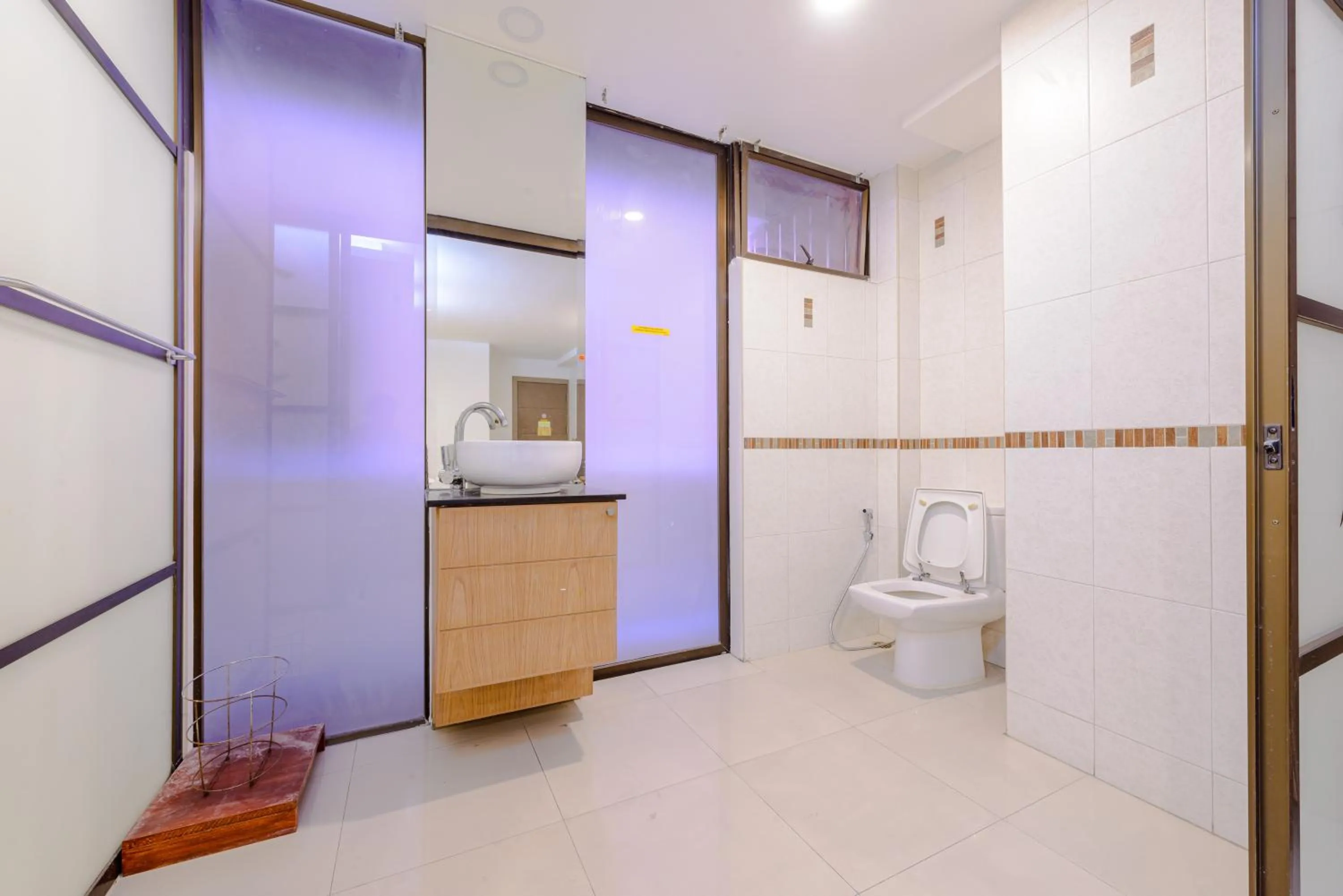 Bathroom in Pasadena Lodge