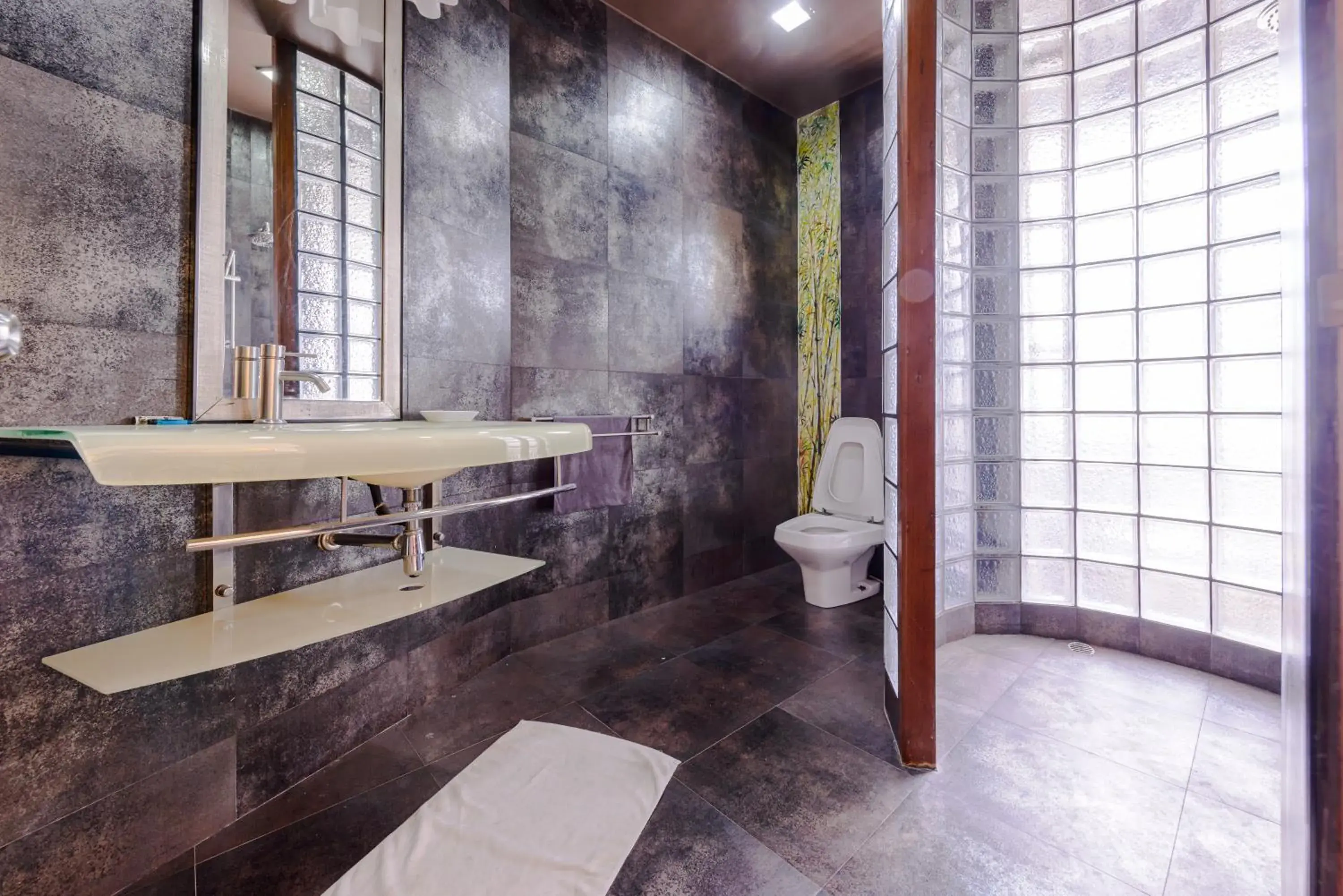 Deluxe Queen Room in Pasadena Lodge Deluxe Queen Room in Pasadena Lodge