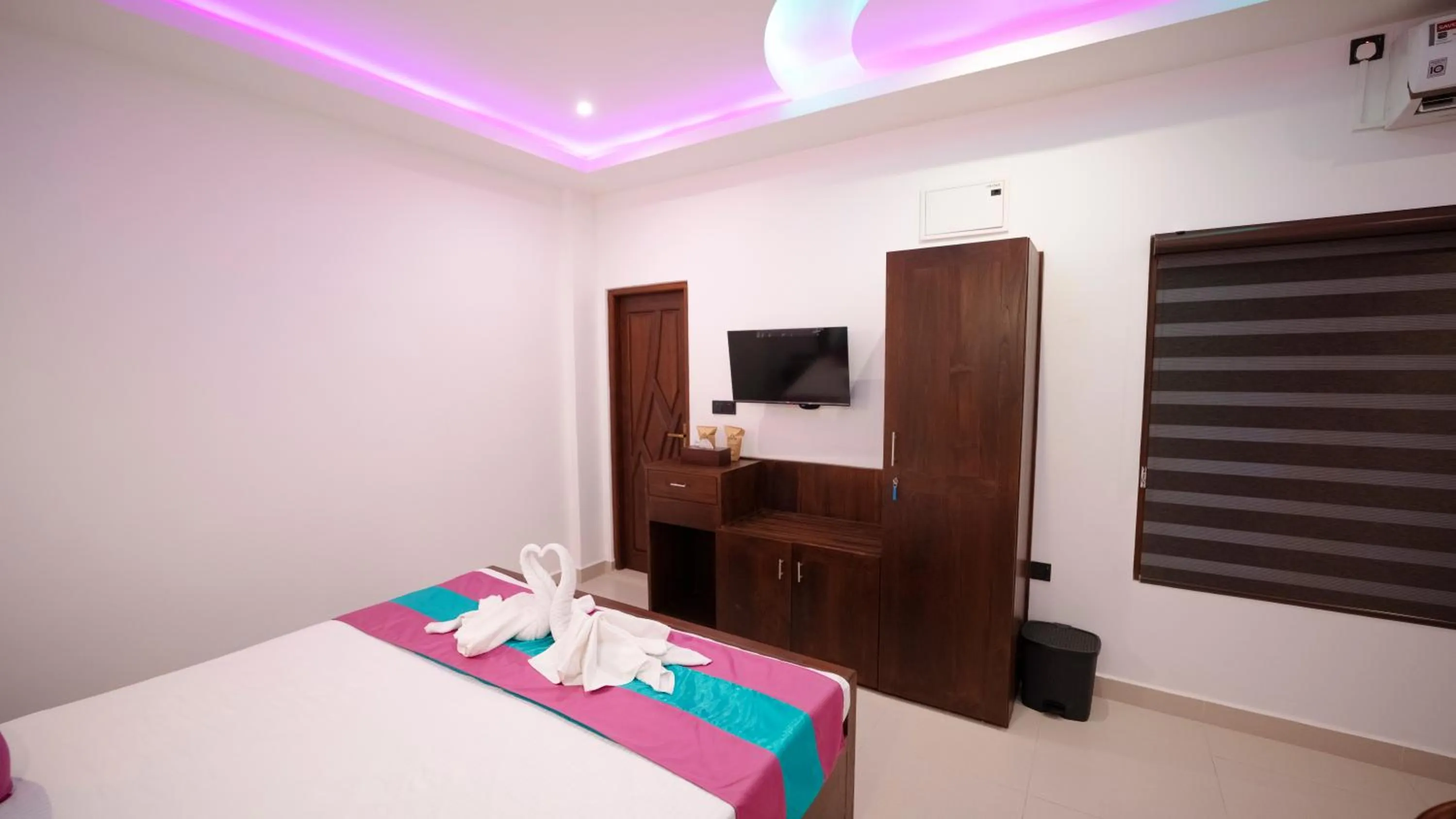 Communal lounge/ TV room, Bed in JAMUNA VILLA