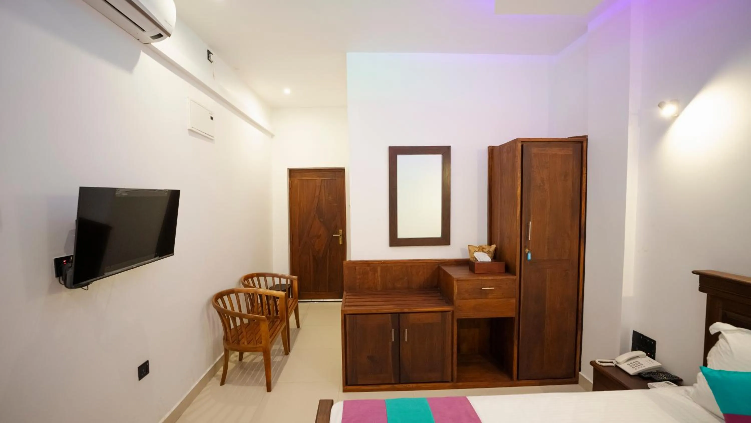 Communal lounge/ TV room, Bed in JAMUNA VILLA