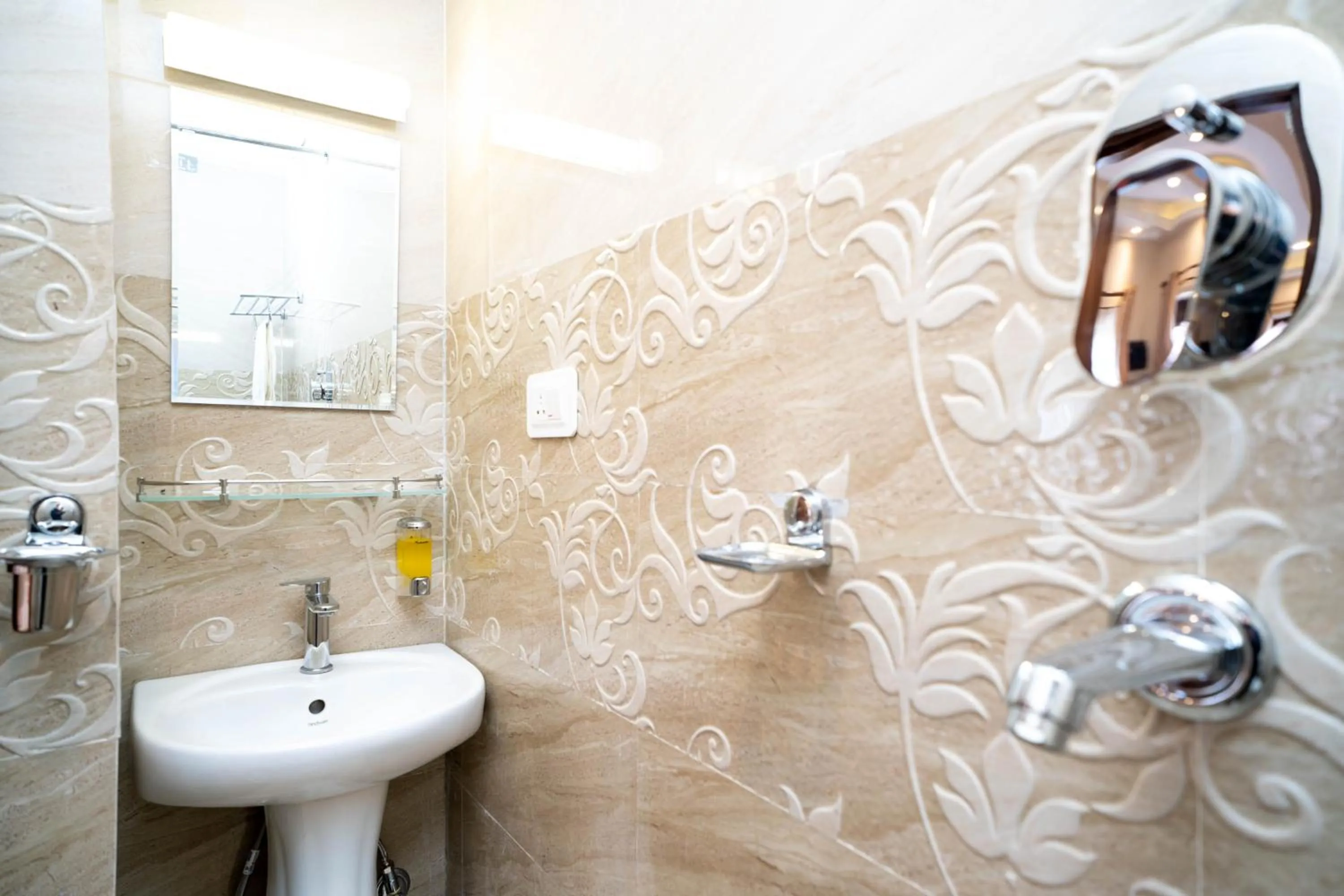 Shower in Airport Himalaya Boutique Hotel