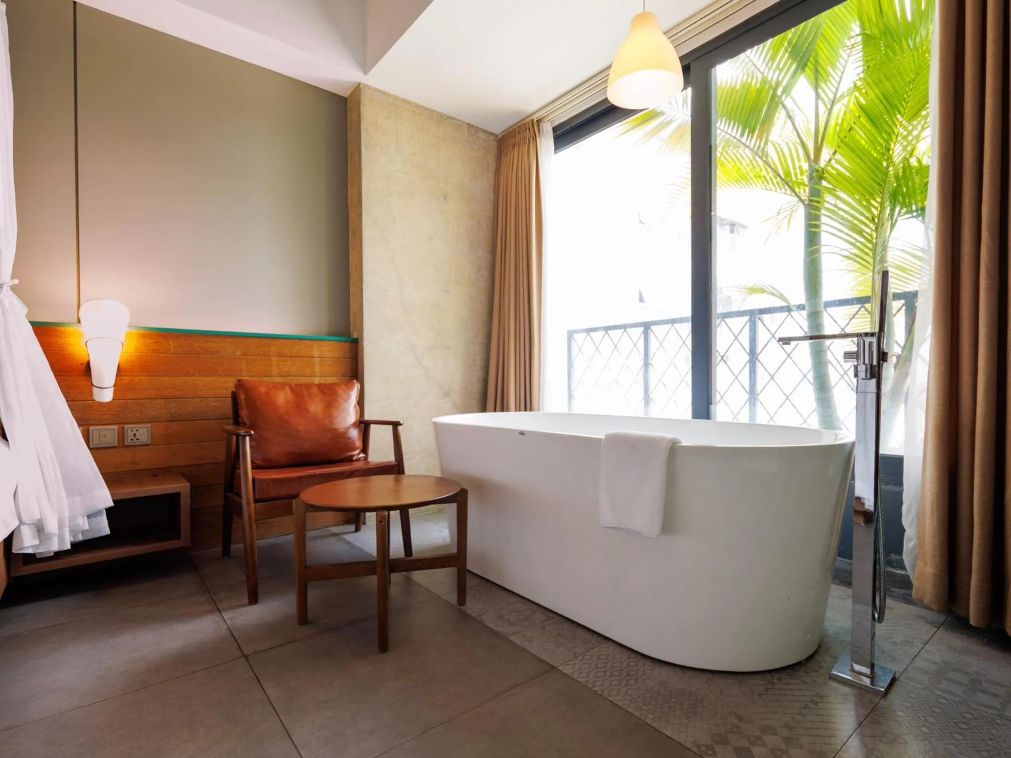 Bath, Bed in CHECK inn Phnom Penh Royal Palace