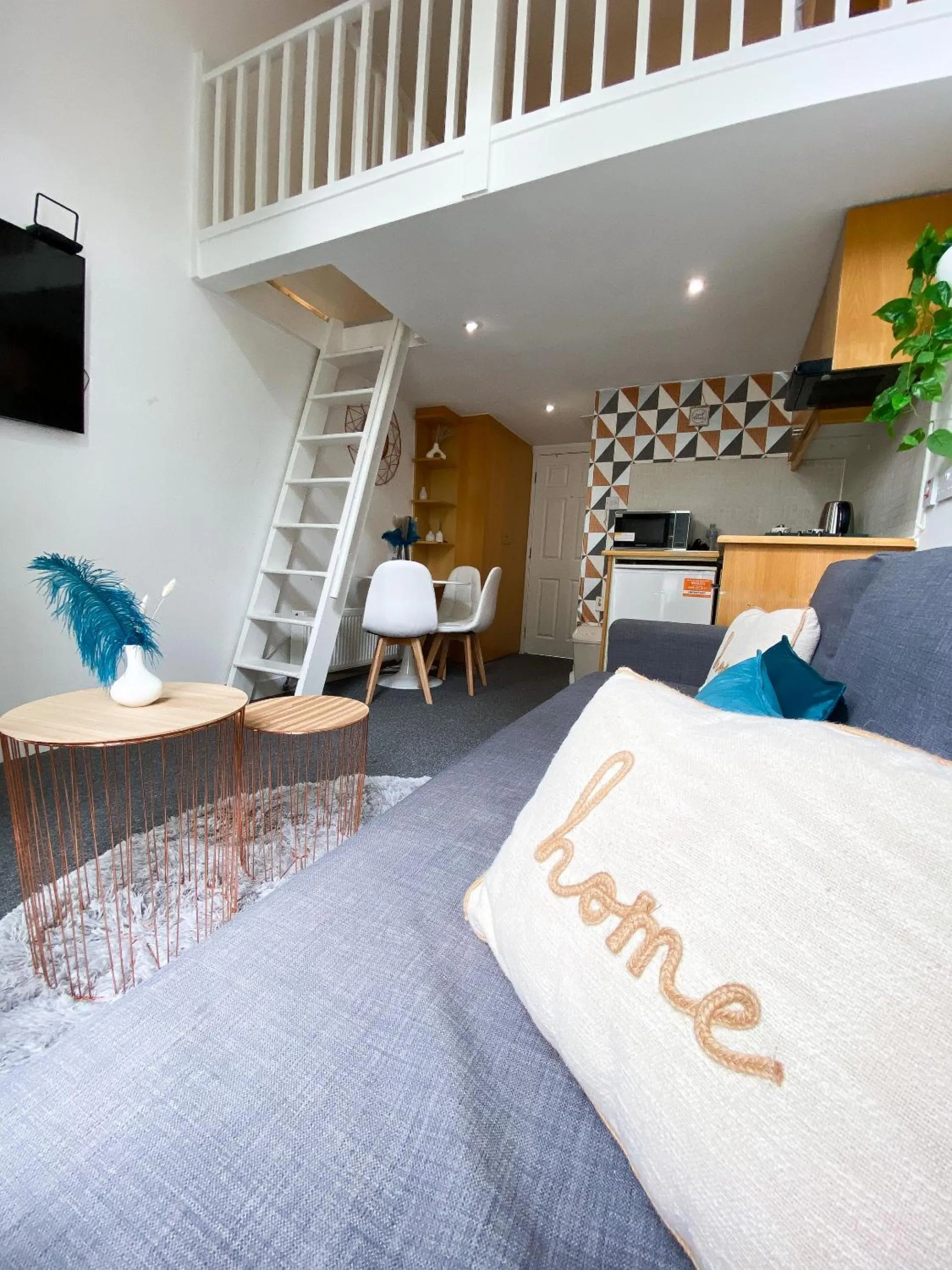 Living room, Bed in Modern Studios Close To Hyde Park