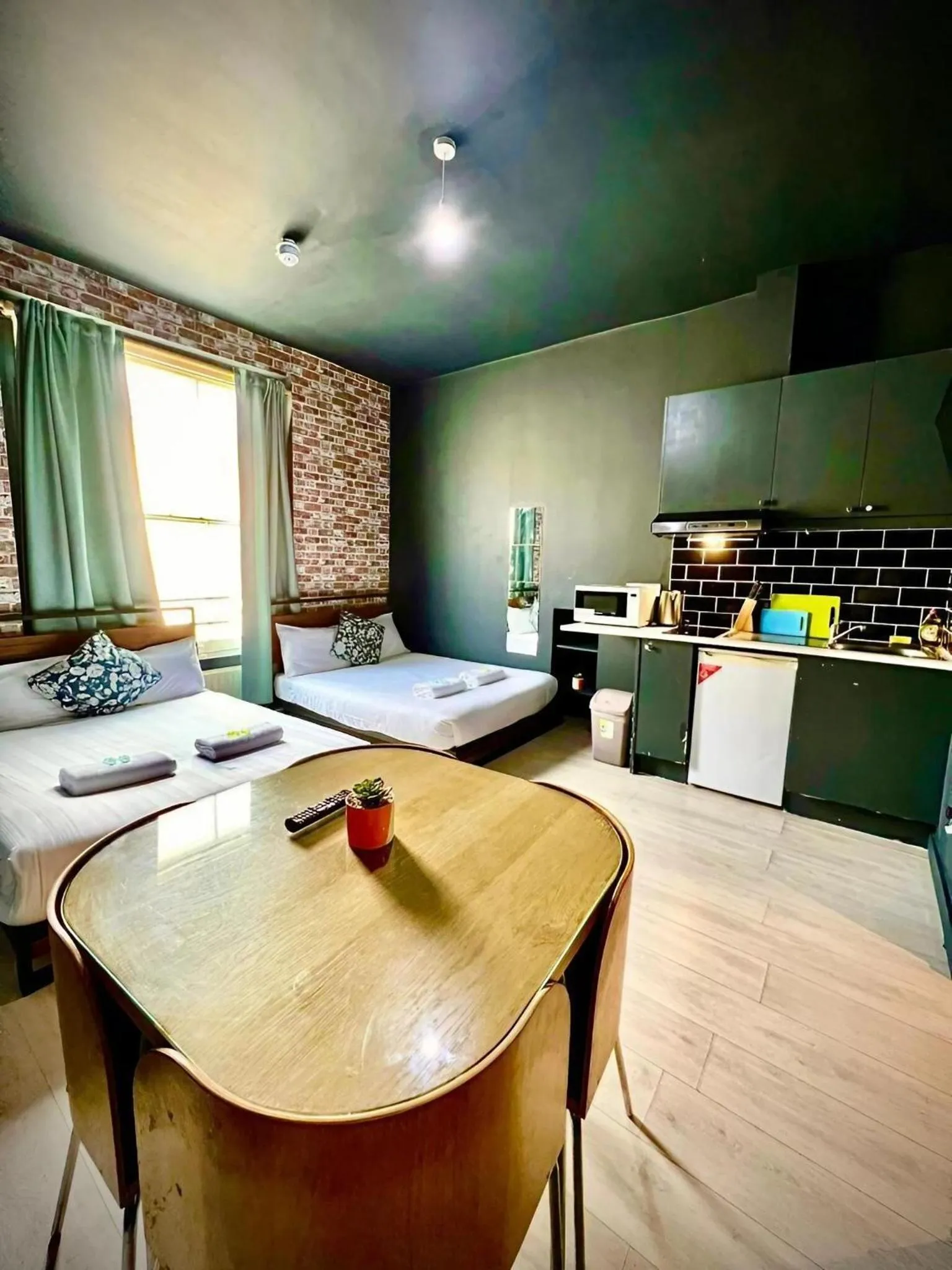 Dining area in Modern Studios Close To Hyde Park