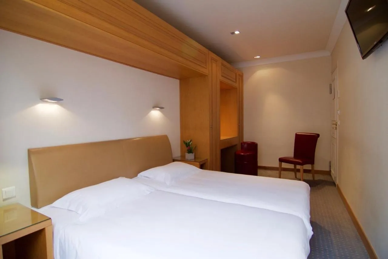 Photo of the whole room, Bed in Hôtel du Vieux Marais