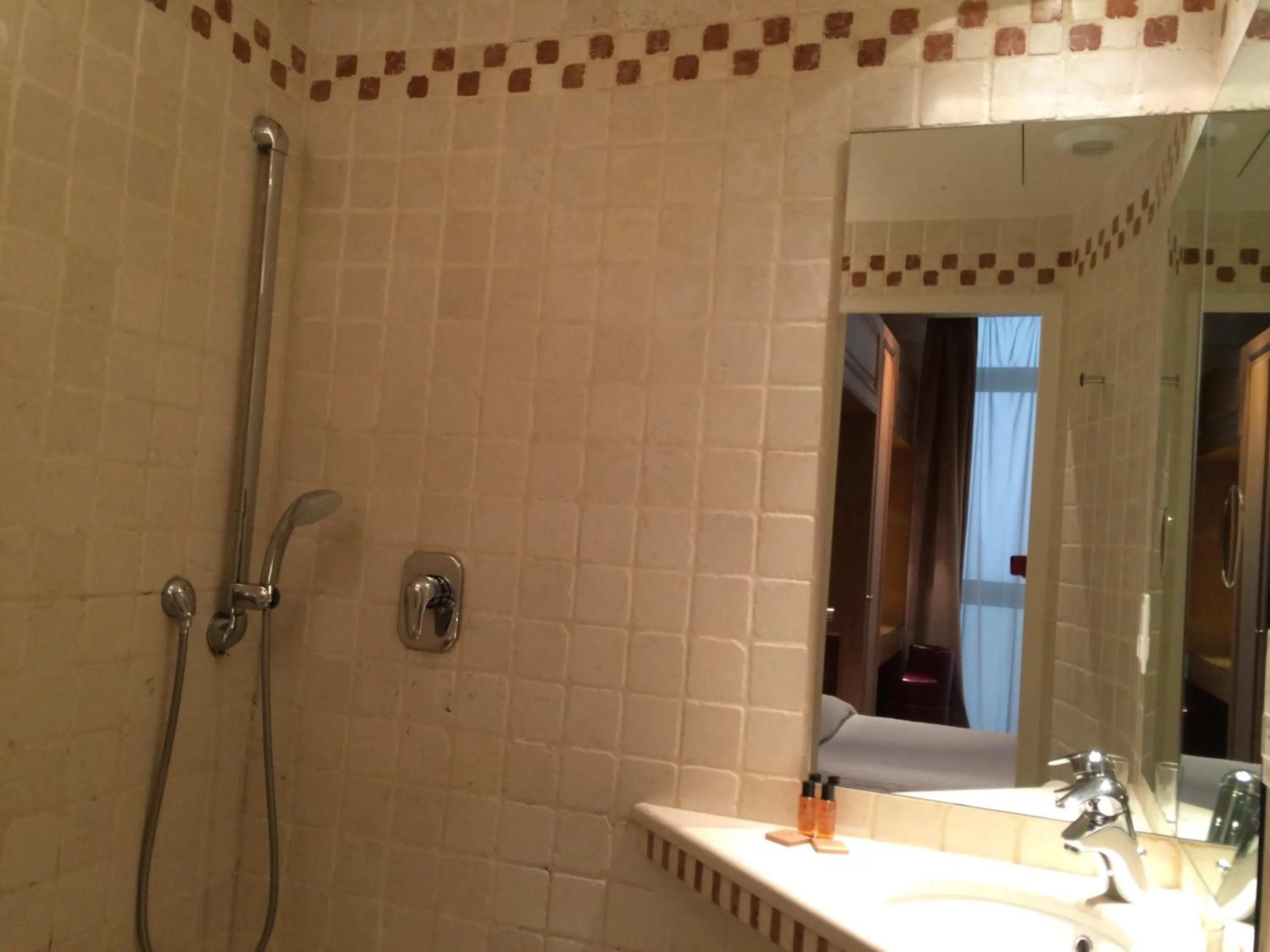 Bathroom in Hôtel du Vieux Marais