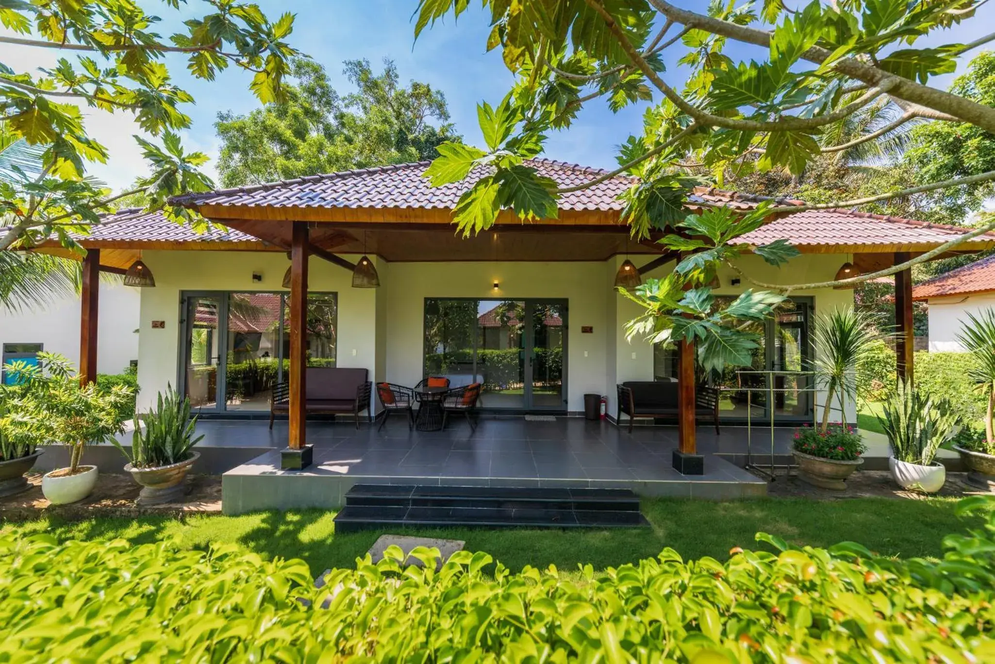 Three-Bedroom Bungalow in Emerald Garden Retreat Three-Bedroom Bungalow in Emerald Garden Retreat