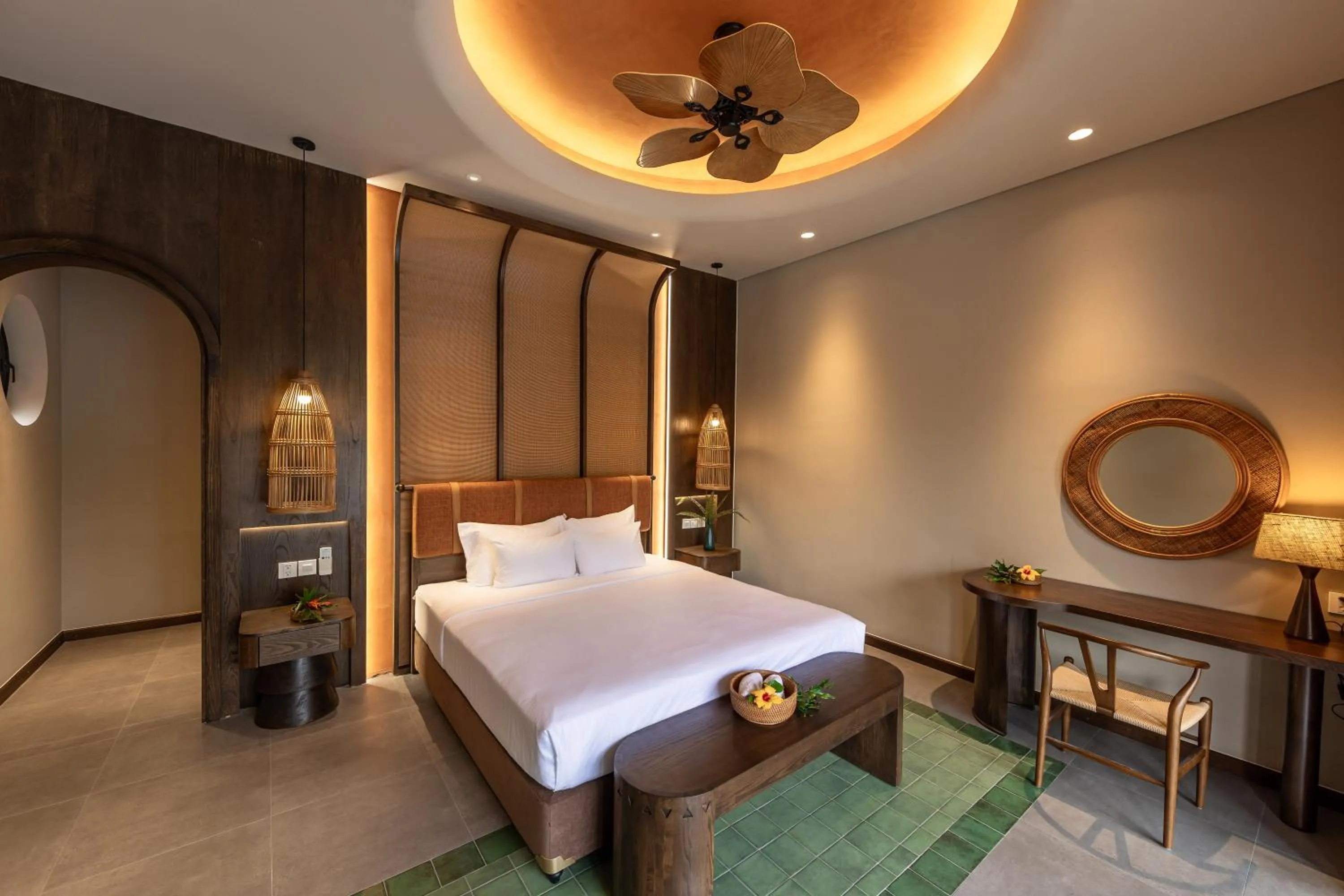 Photo of the whole room, Bed in Emerald Garden Retreat