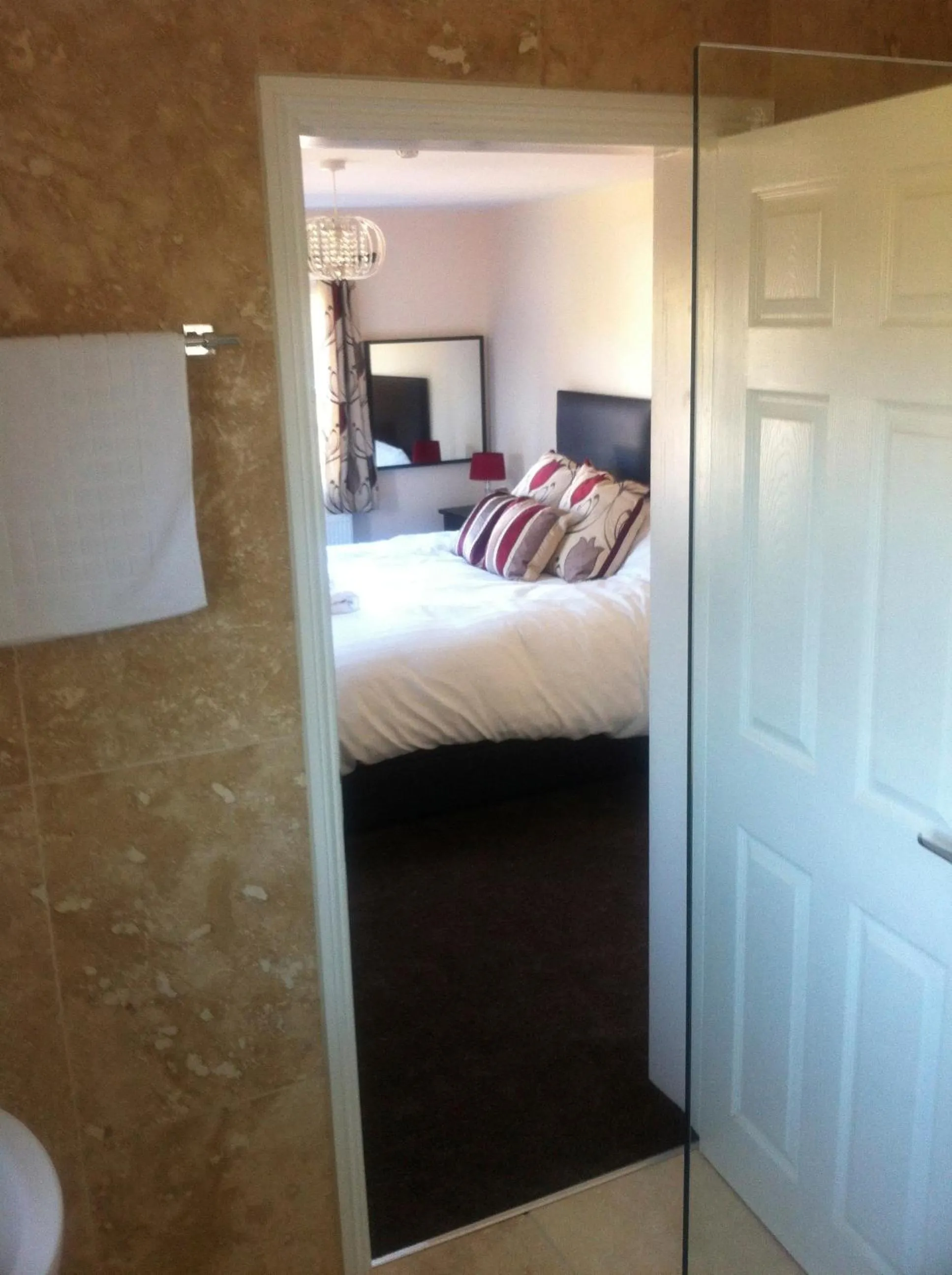 Bathroom, Bed in Bridge Hotel Brandon