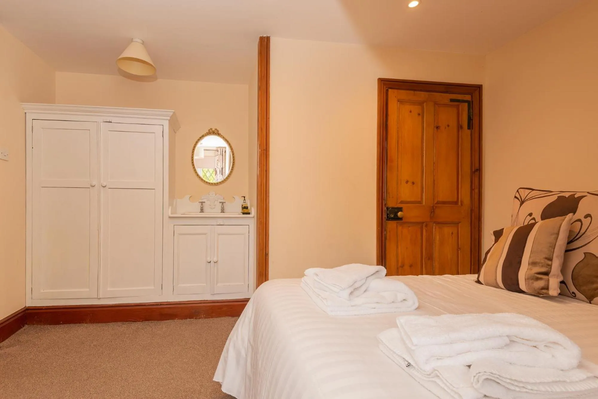 Bedroom, Bed in Bridge Hotel Brandon