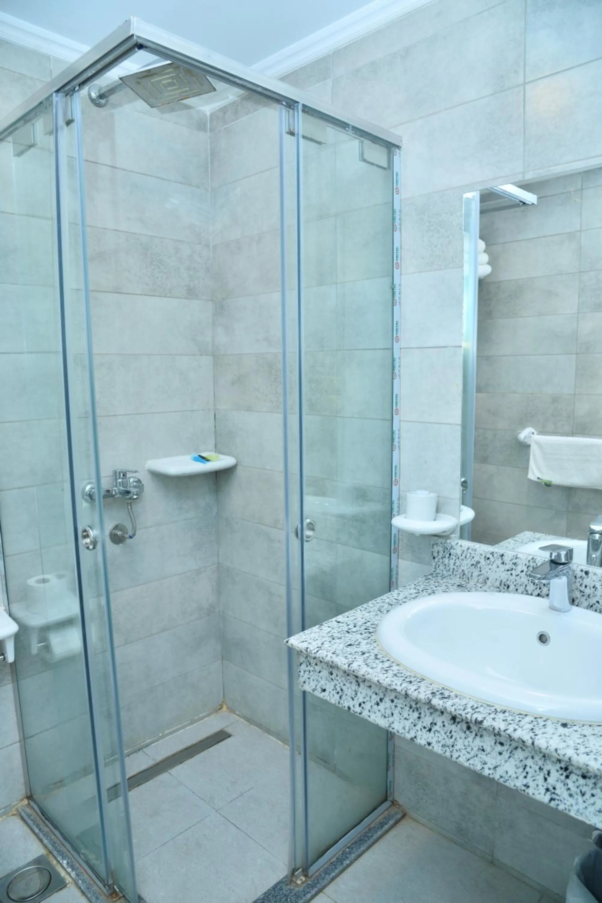 Bathroom in Miramar Evergreen Hotel