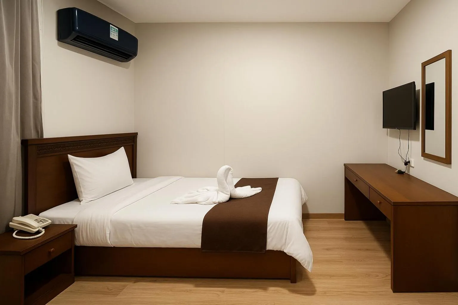 Bedroom, Bed in Miramar Evergreen Hotel