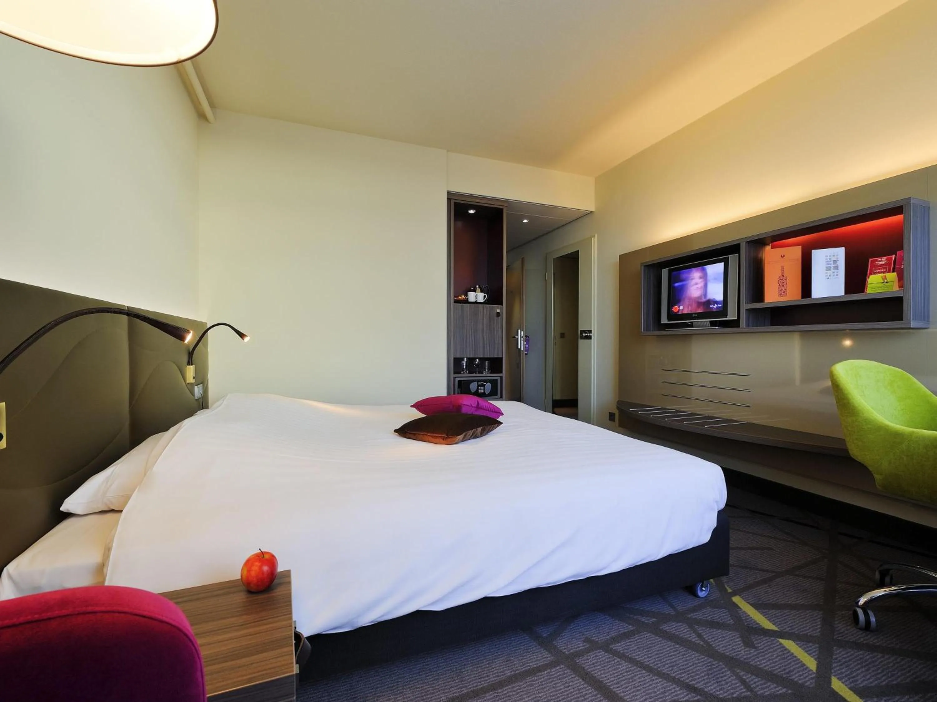 Bedroom, Bed in Mercure Hotel Groningen Martiniplaza