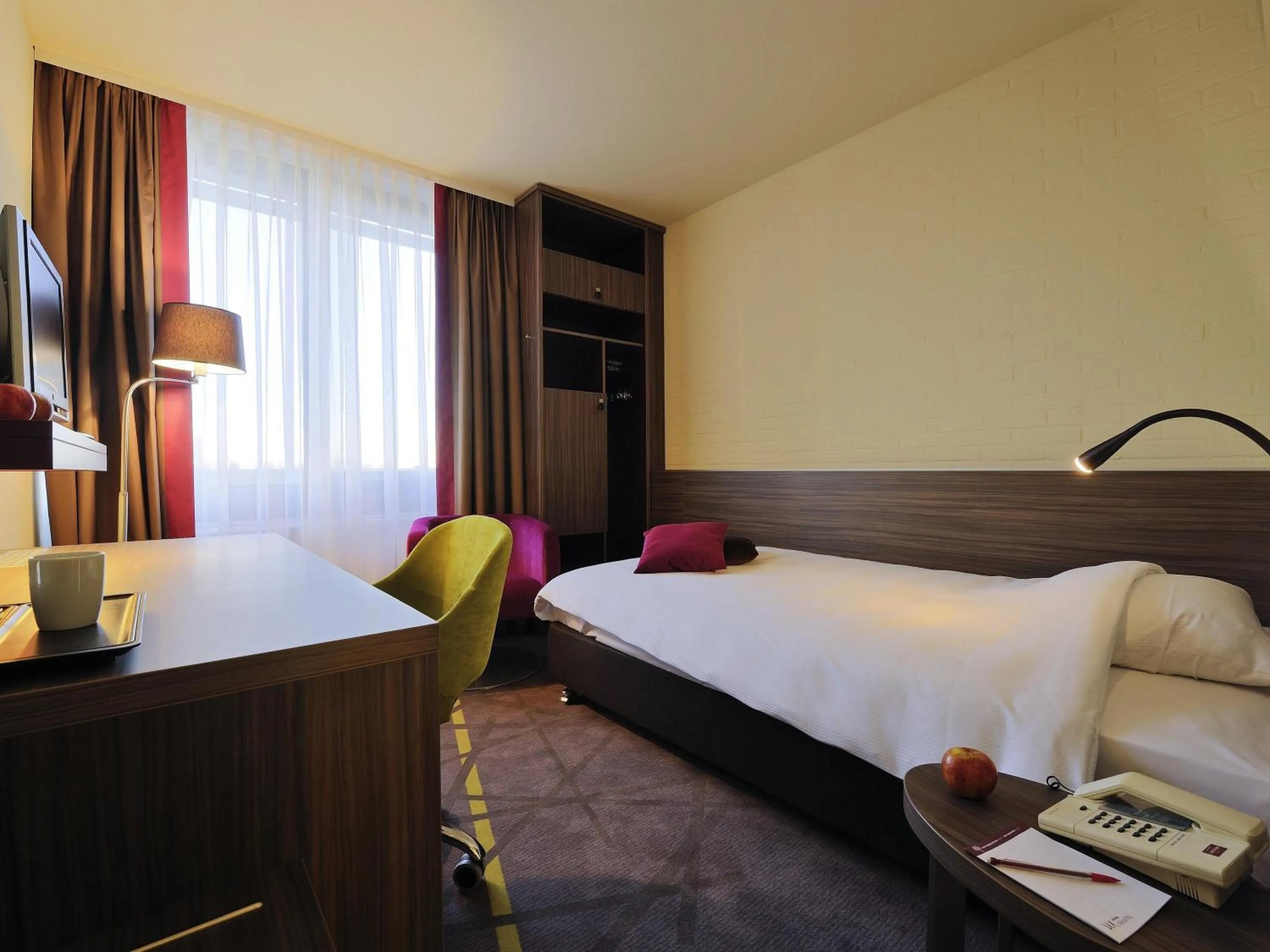 Bedroom, Bed in Mercure Hotel Groningen Martiniplaza