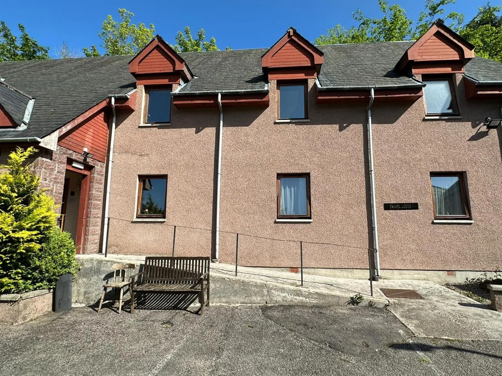 Facade/entrance in OYO Mackay's Travel Lodge Hotel