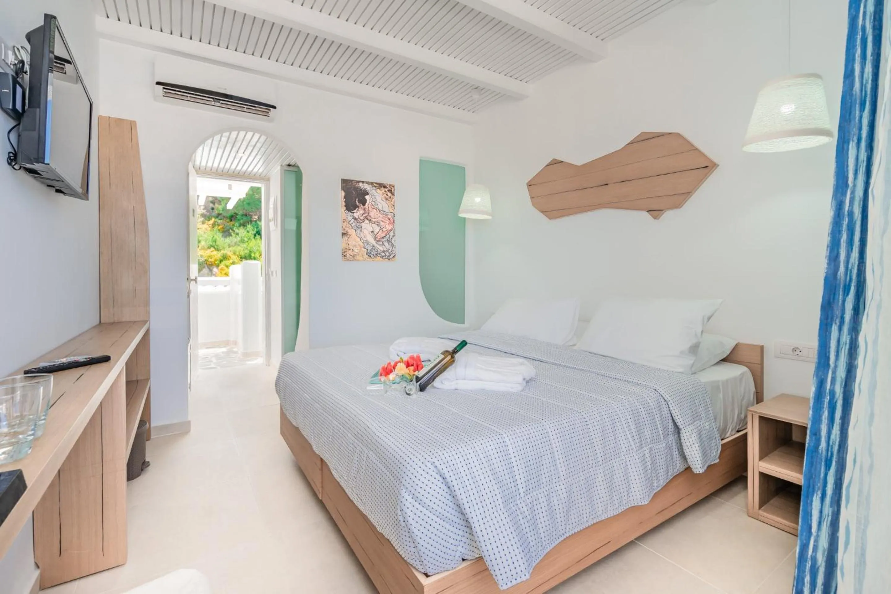 Photo of the whole room, Bed in Aloe Hotel - Adults Only