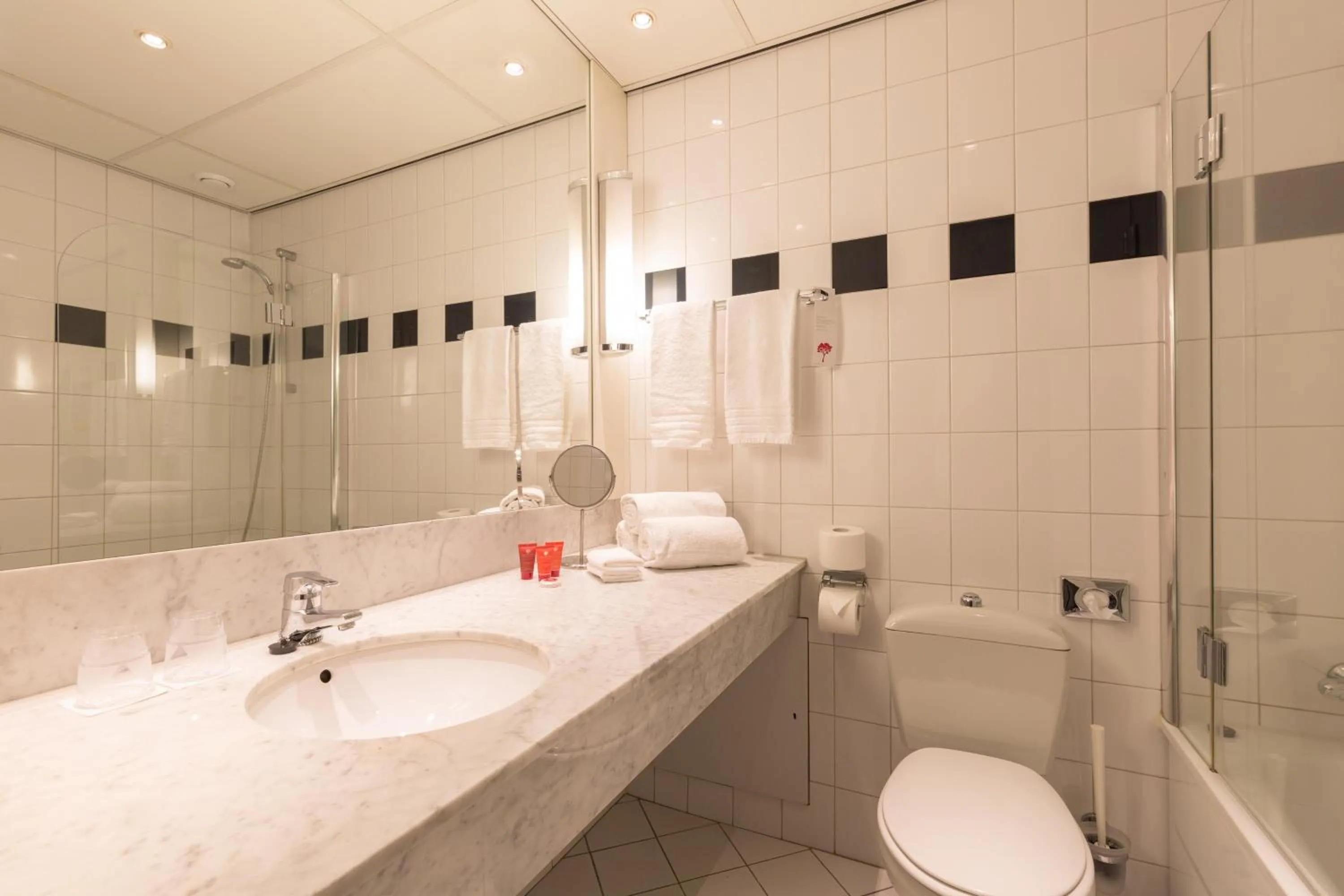 Bathroom in Leonardo Hotel Lelystad City Center