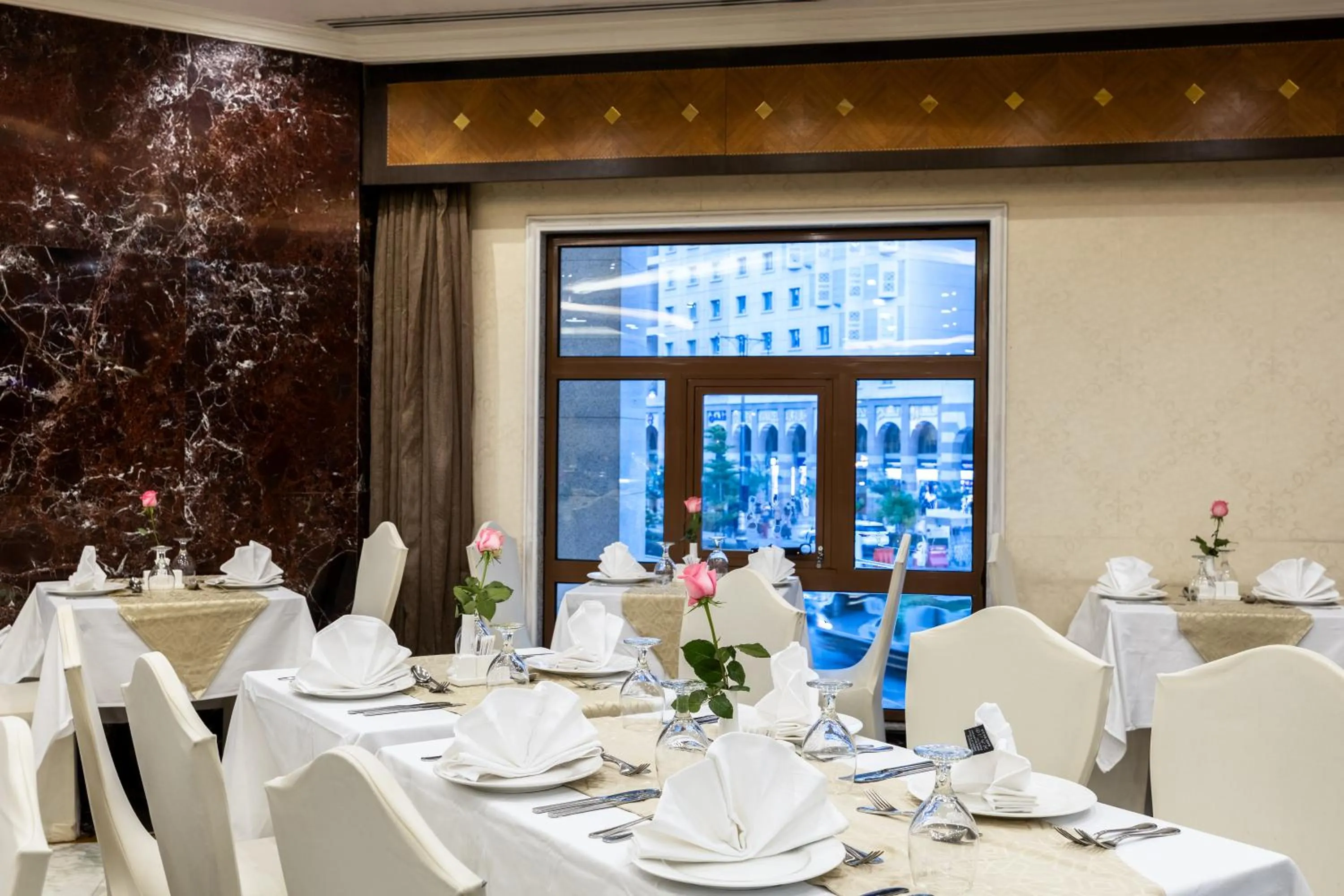 Restaurant/places to eat in Emaar Al Mektan Hotel