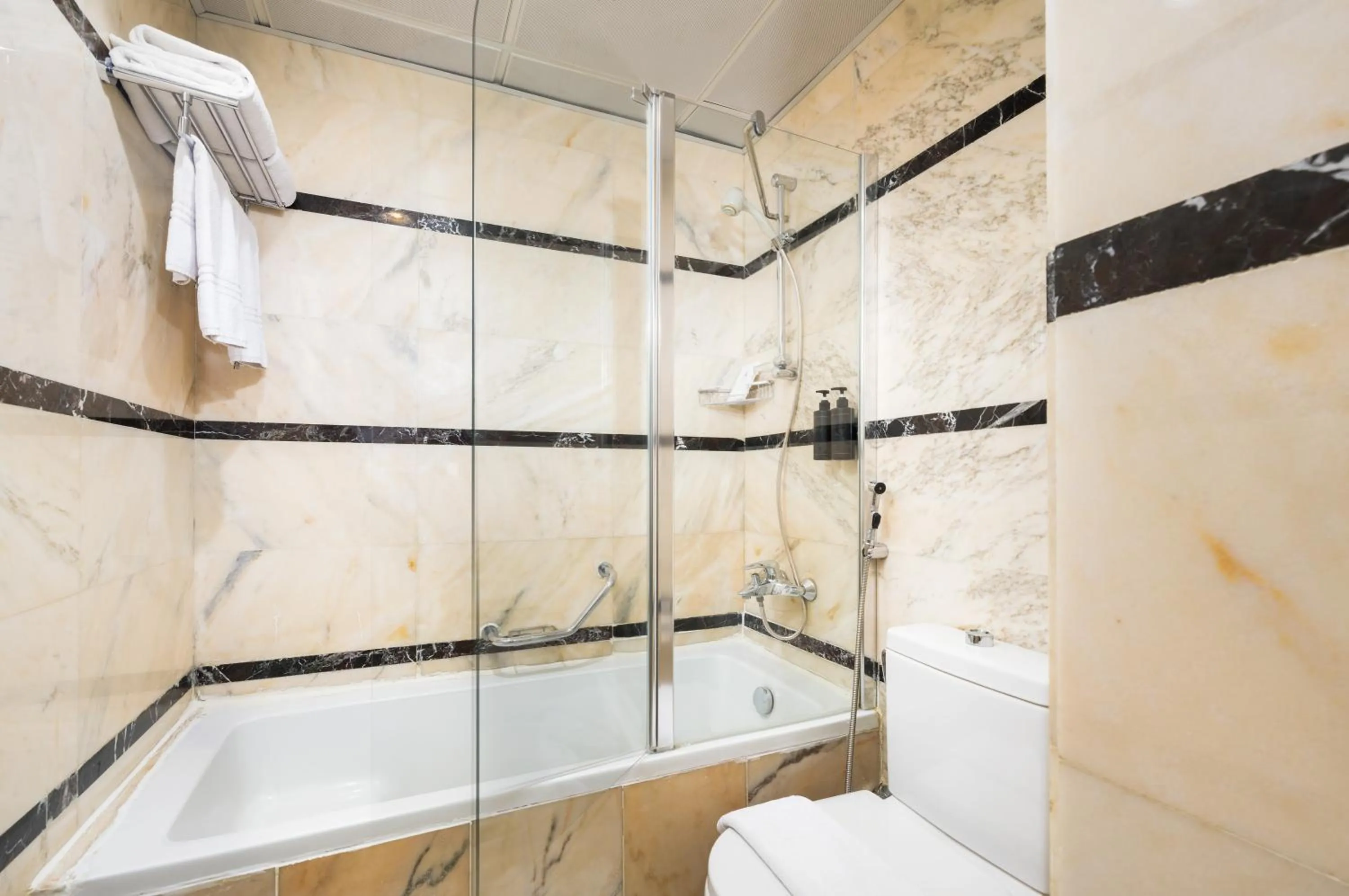 Shower in Emaar Al Mektan Hotel