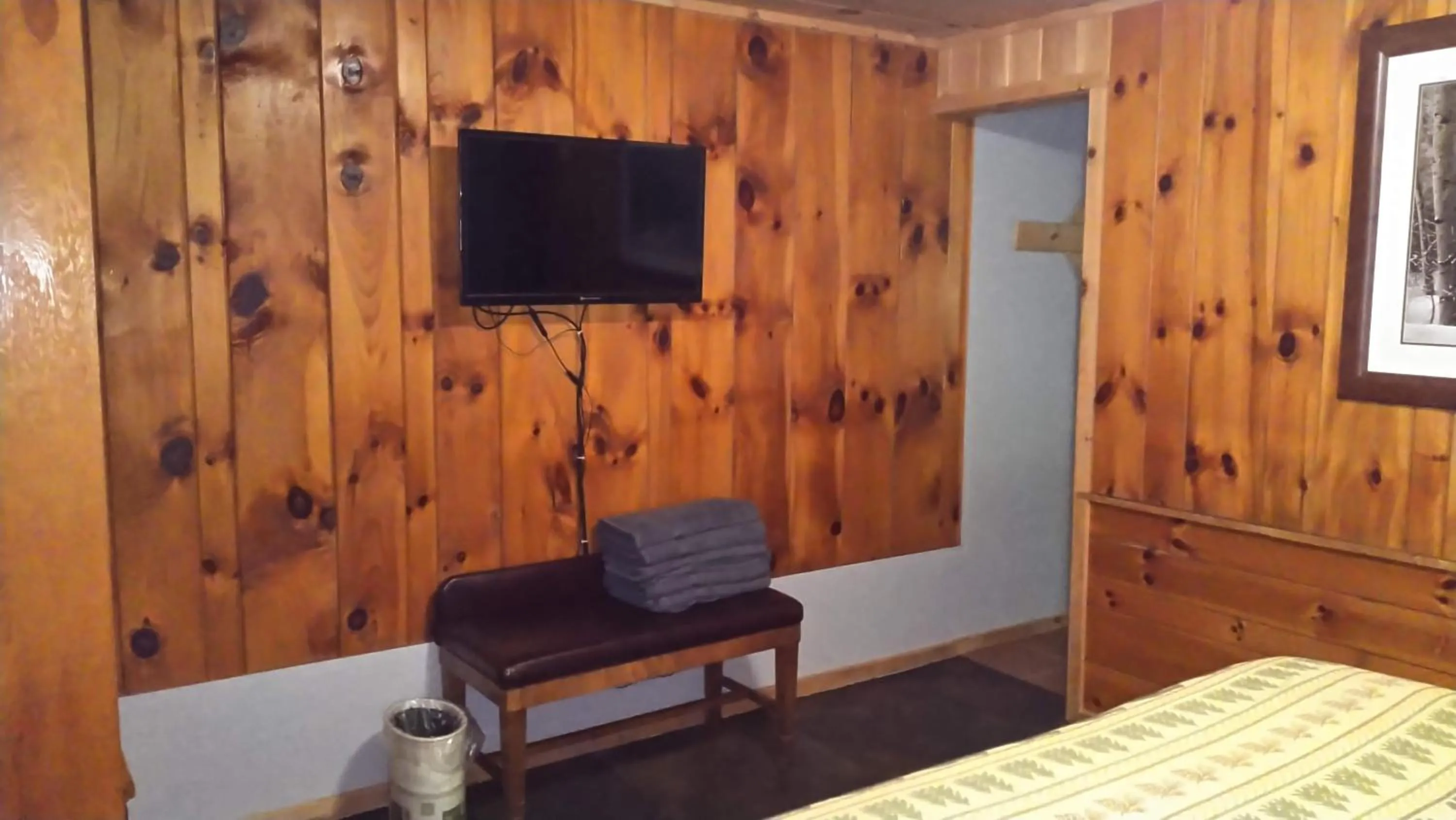 Bed in Adirondack Diamond Point Lodge