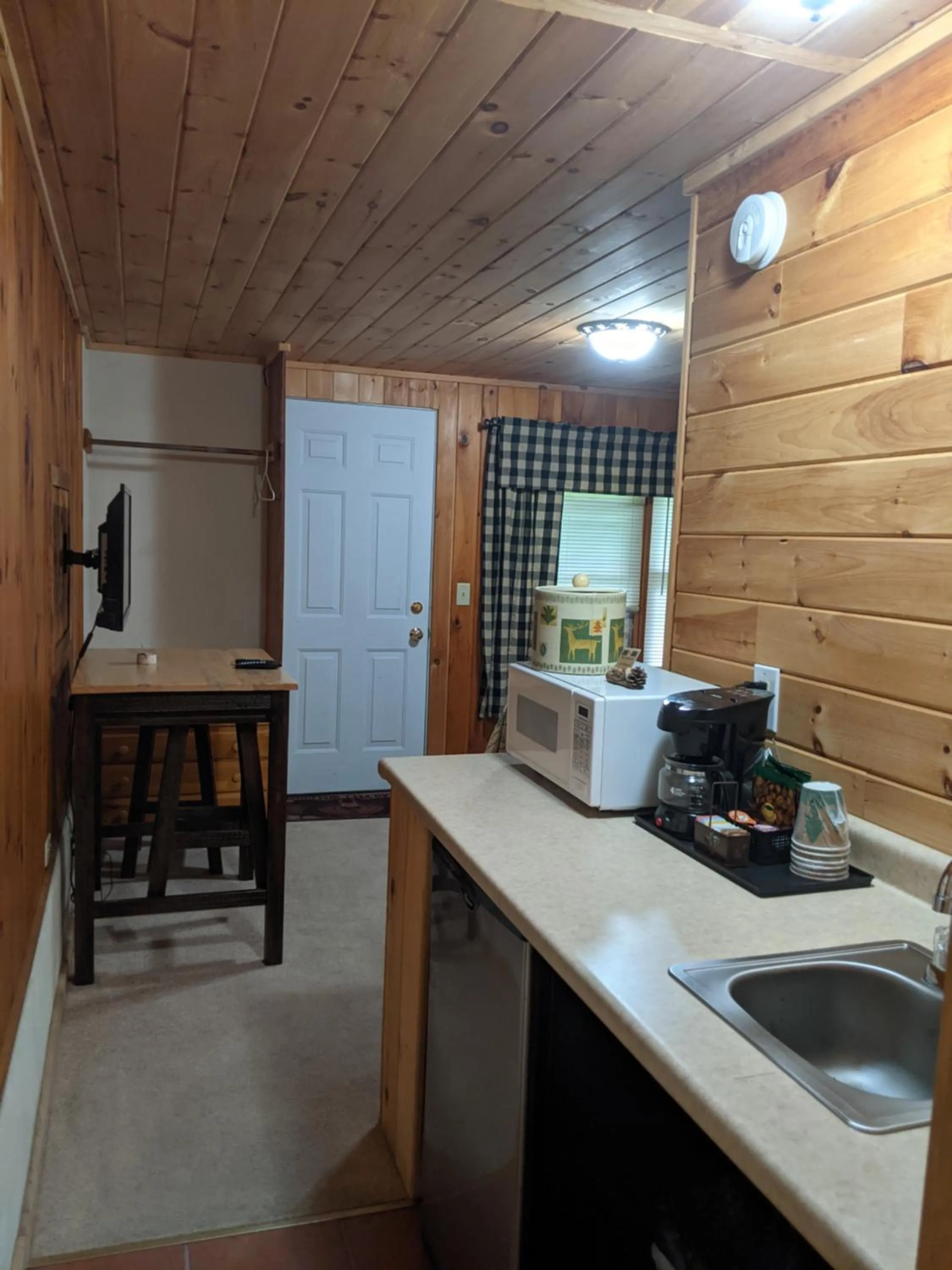 Kitchen or kitchenette in Adirondack Diamond Point Lodge