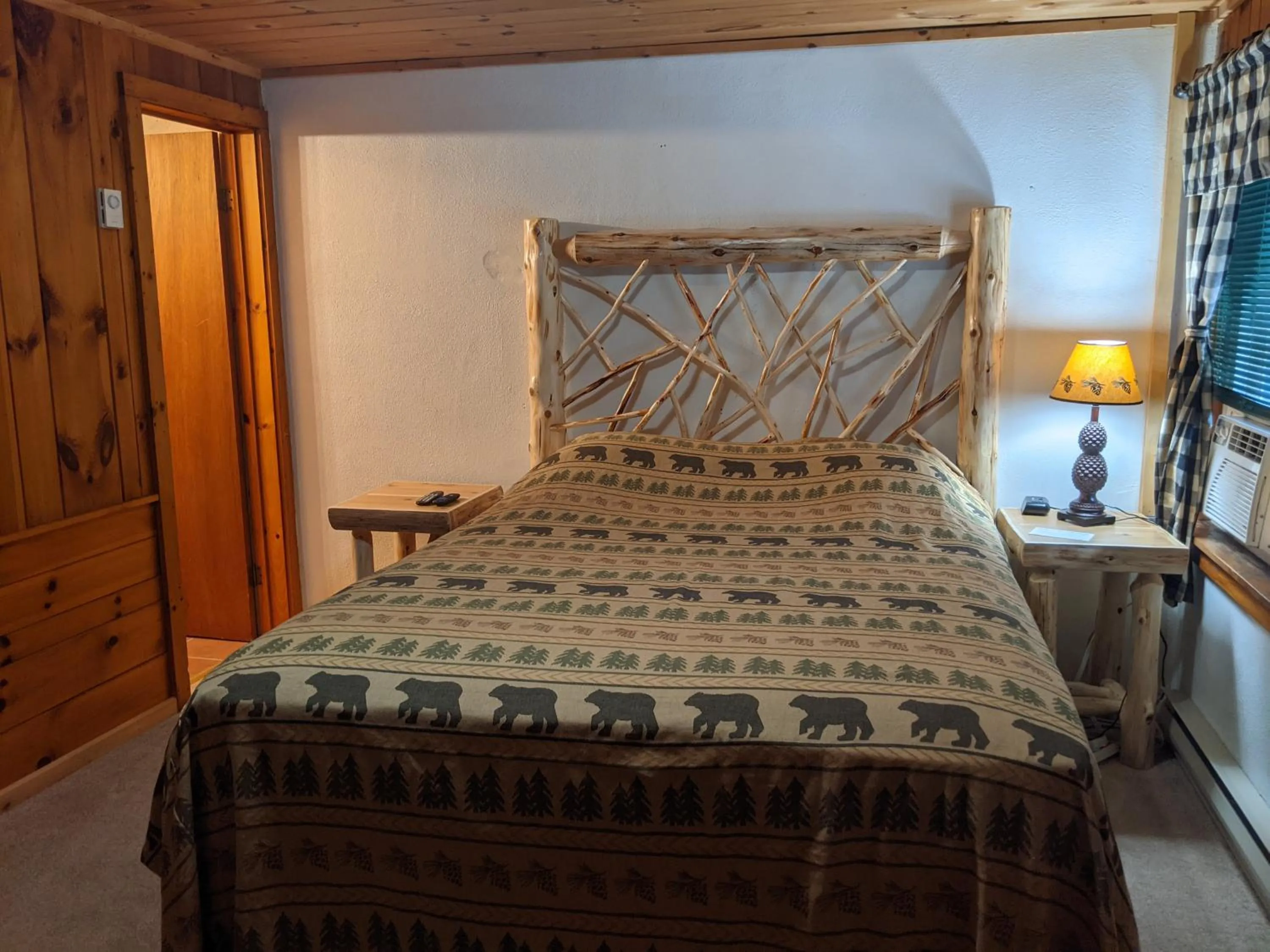 Photo of the whole room, Bed in Adirondack Diamond Point Lodge