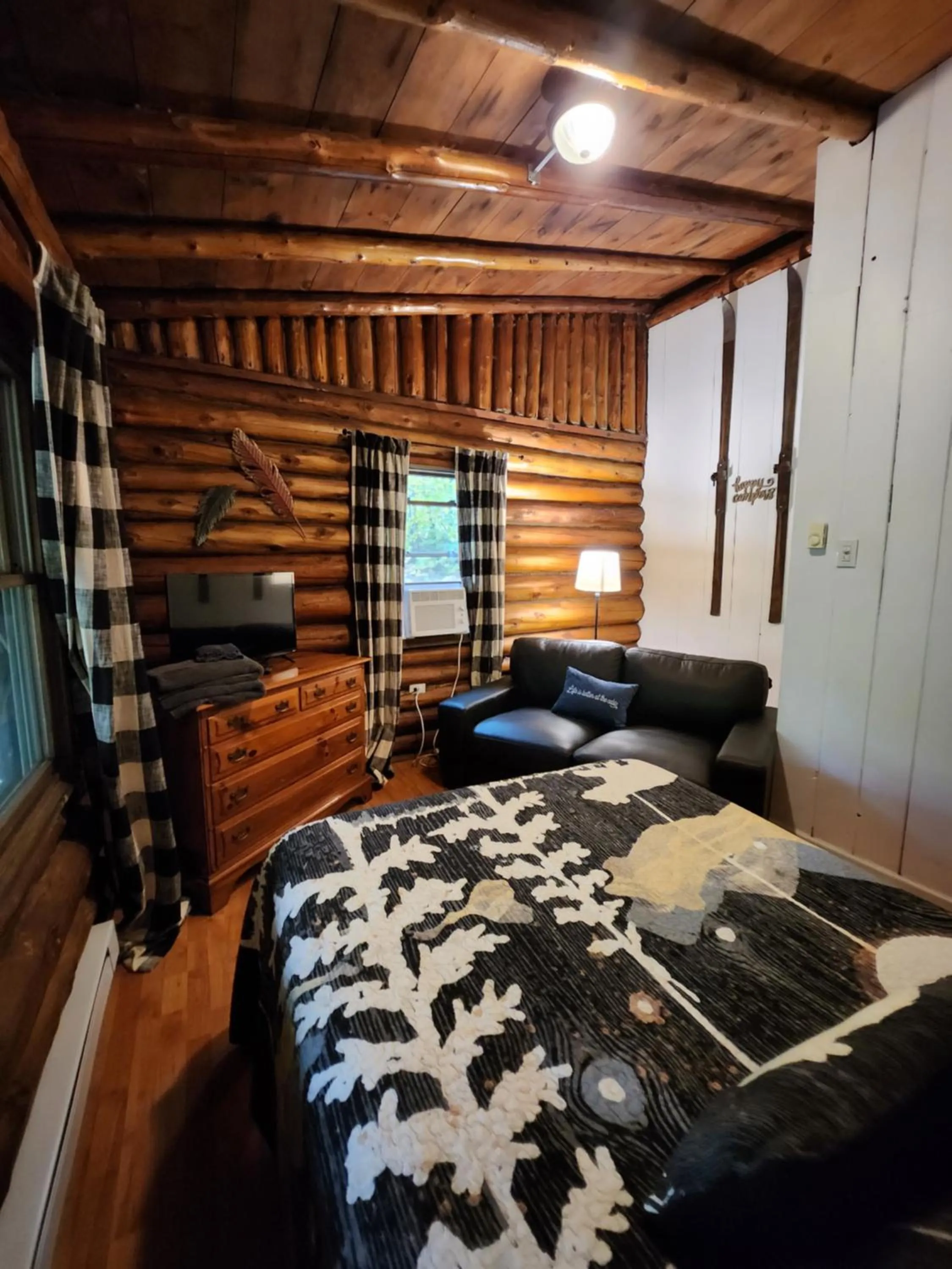 Bed in Adirondack Diamond Point Lodge