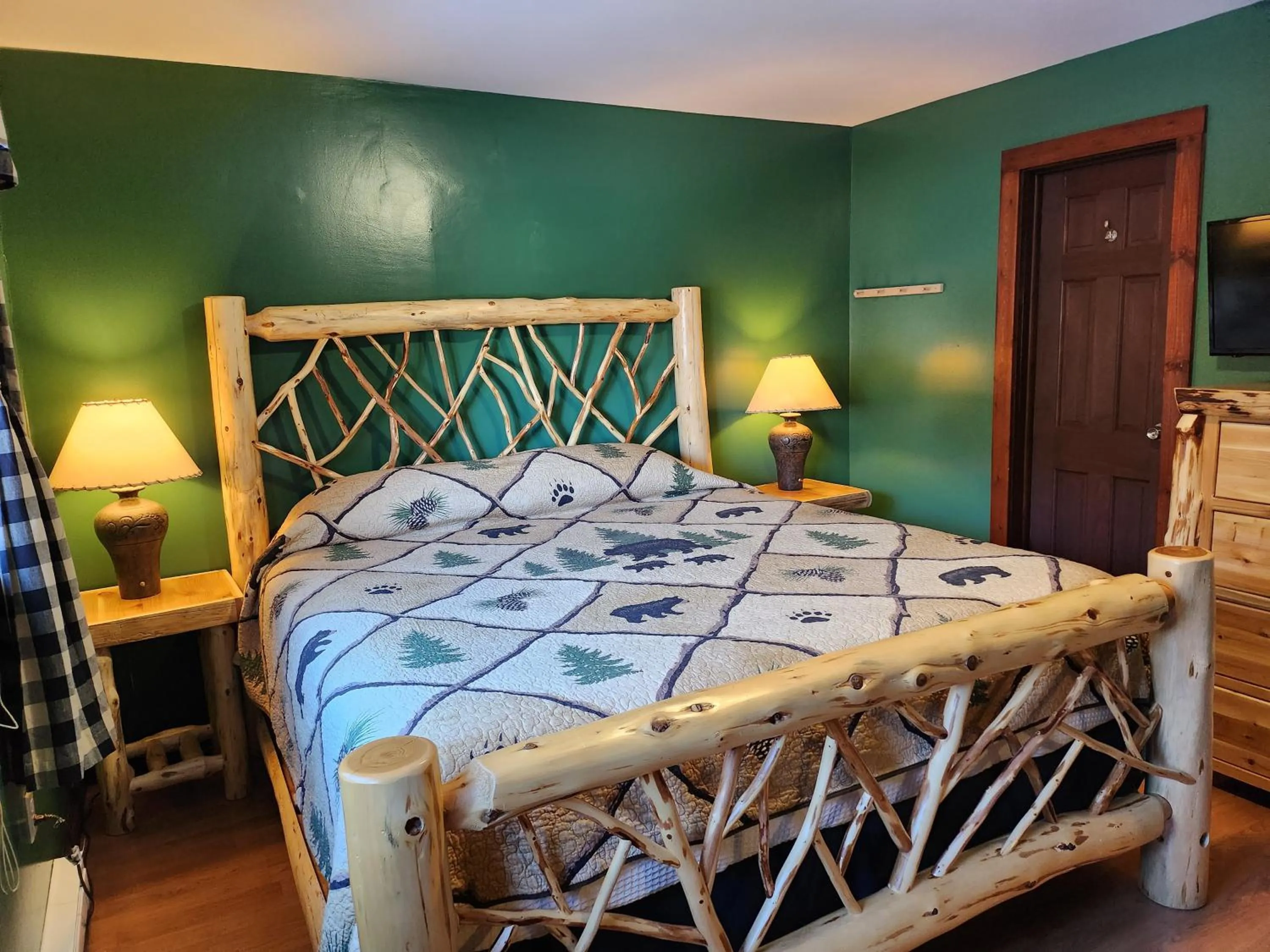 Bed in Adirondack Diamond Point Lodge