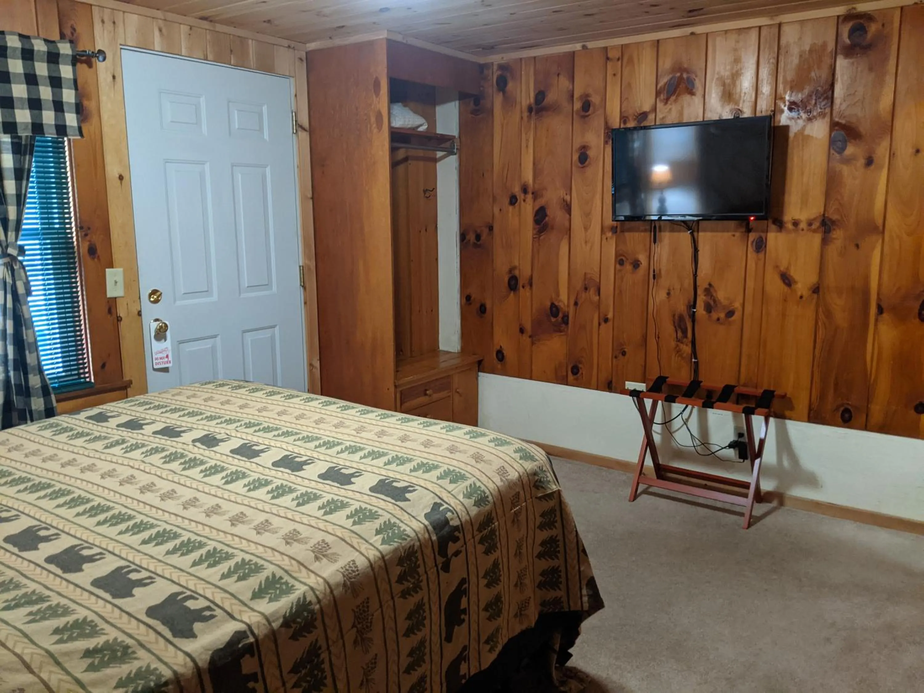 Bedroom, Bed in Adirondack Diamond Point Lodge