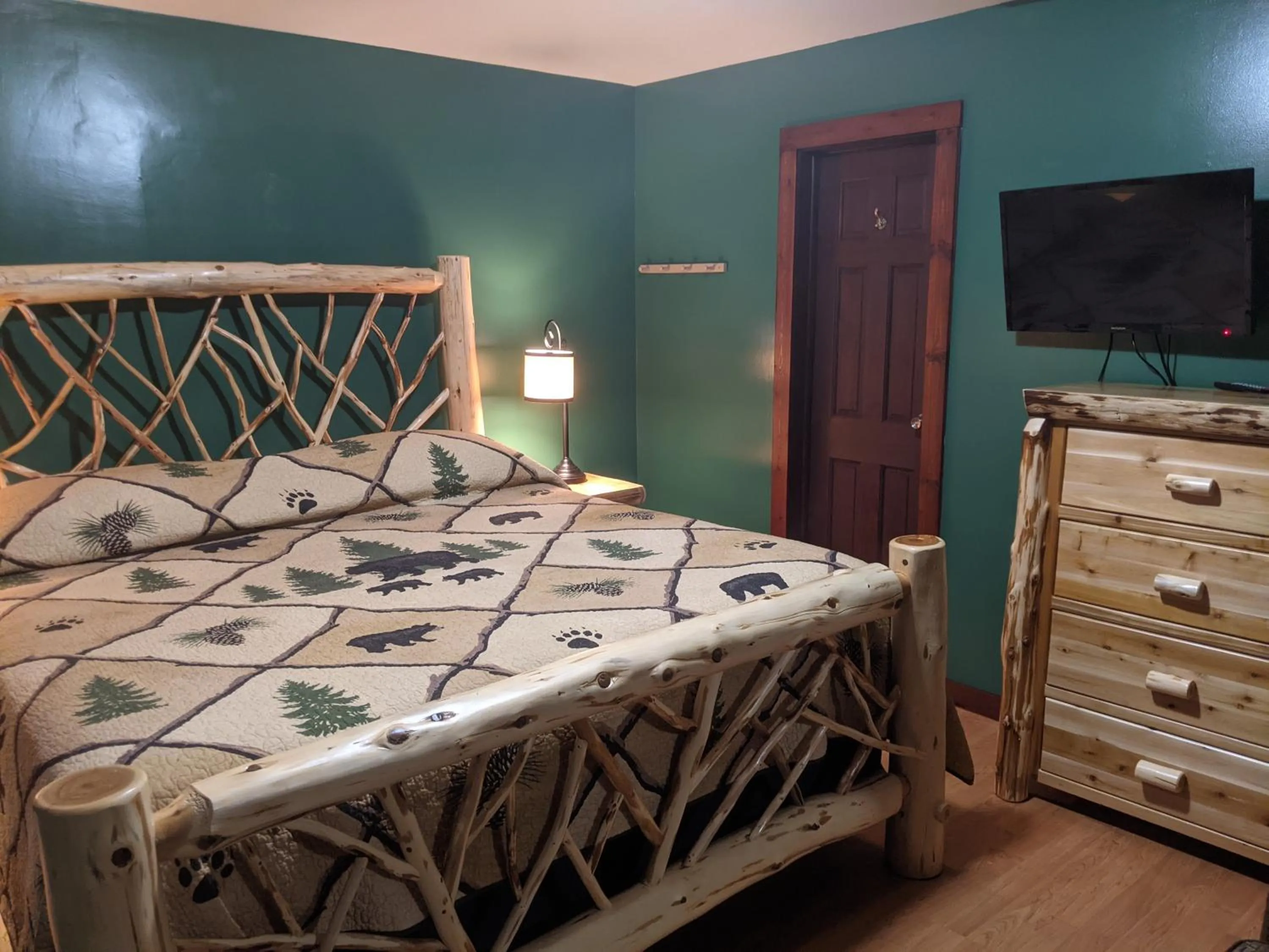 Bed in Adirondack Diamond Point Lodge