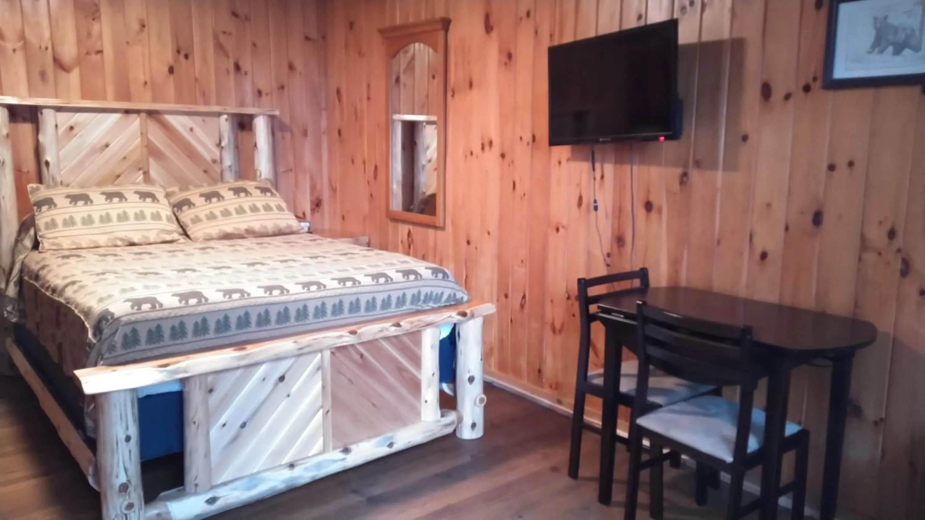 Bed in Adirondack Diamond Point Lodge