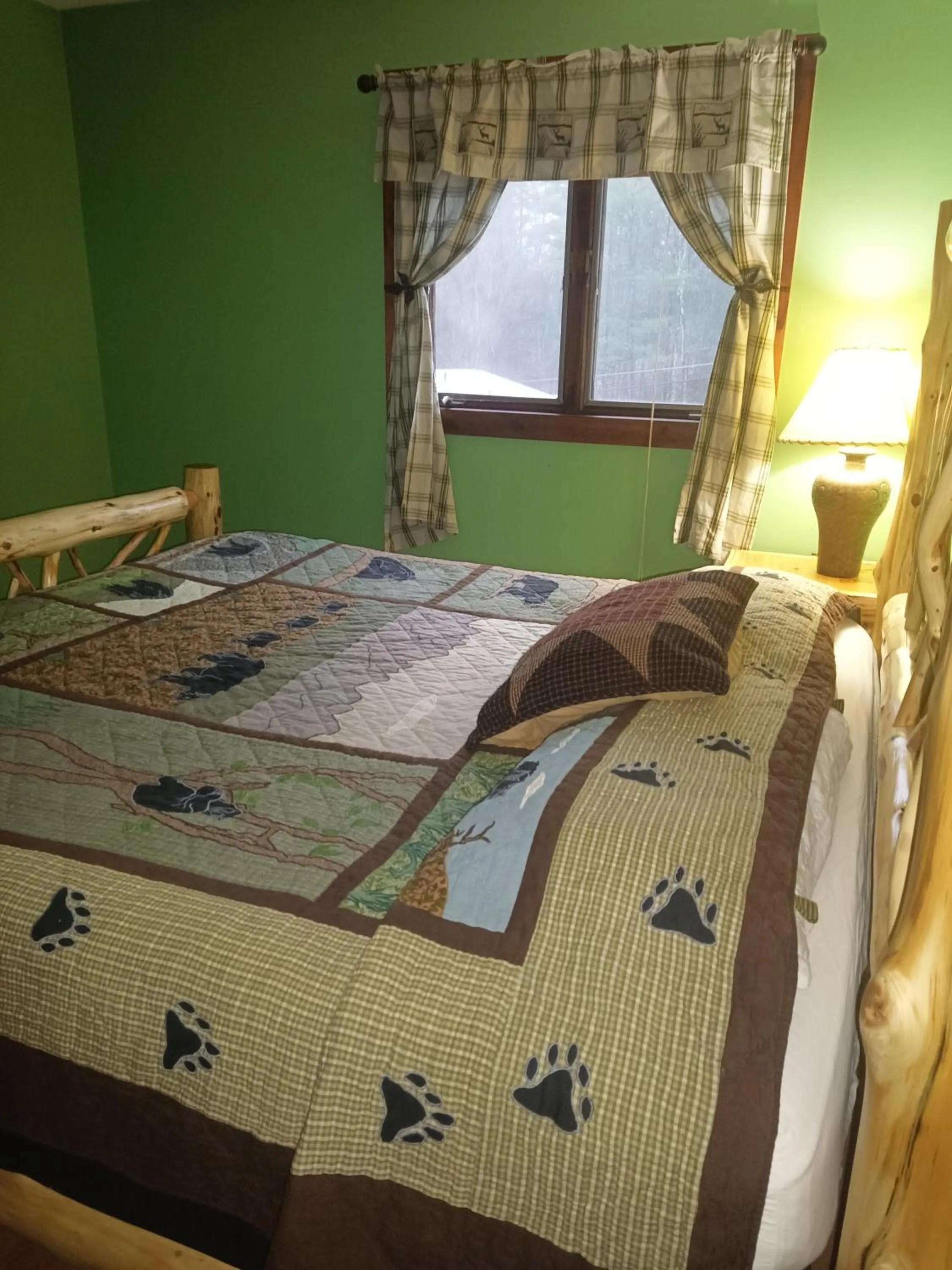 Bed in Adirondack Diamond Point Lodge