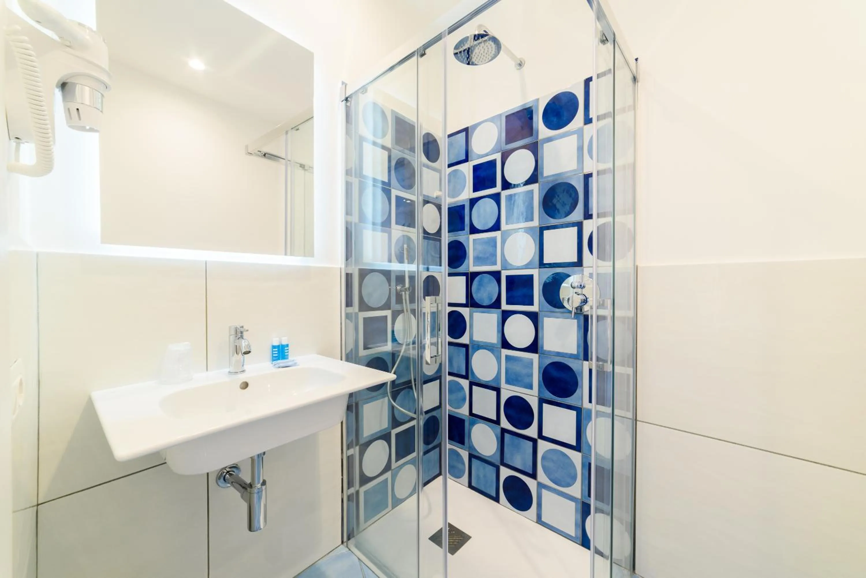 Shower in Eden sul Mare