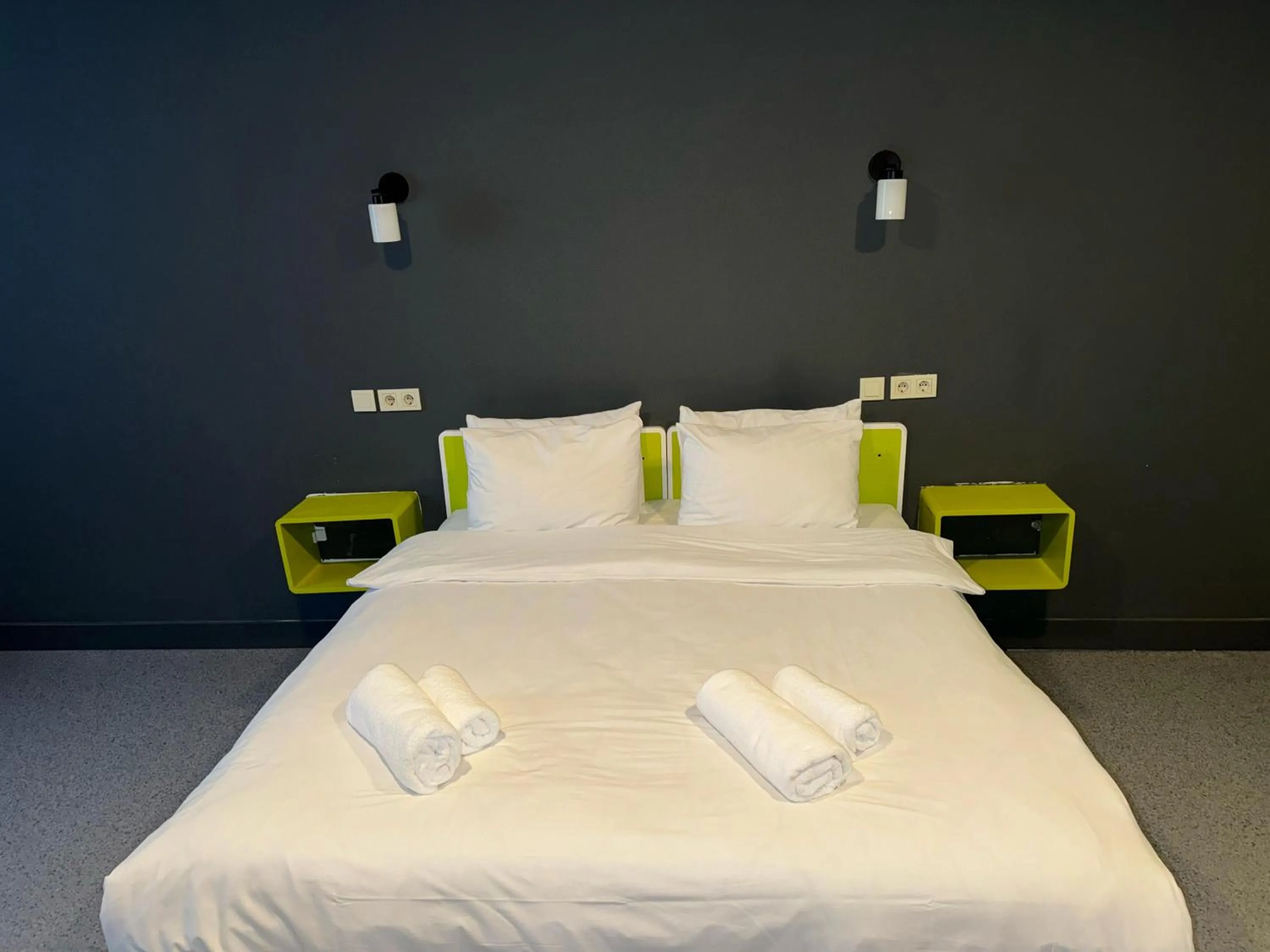 Bed in Aderans Hotel